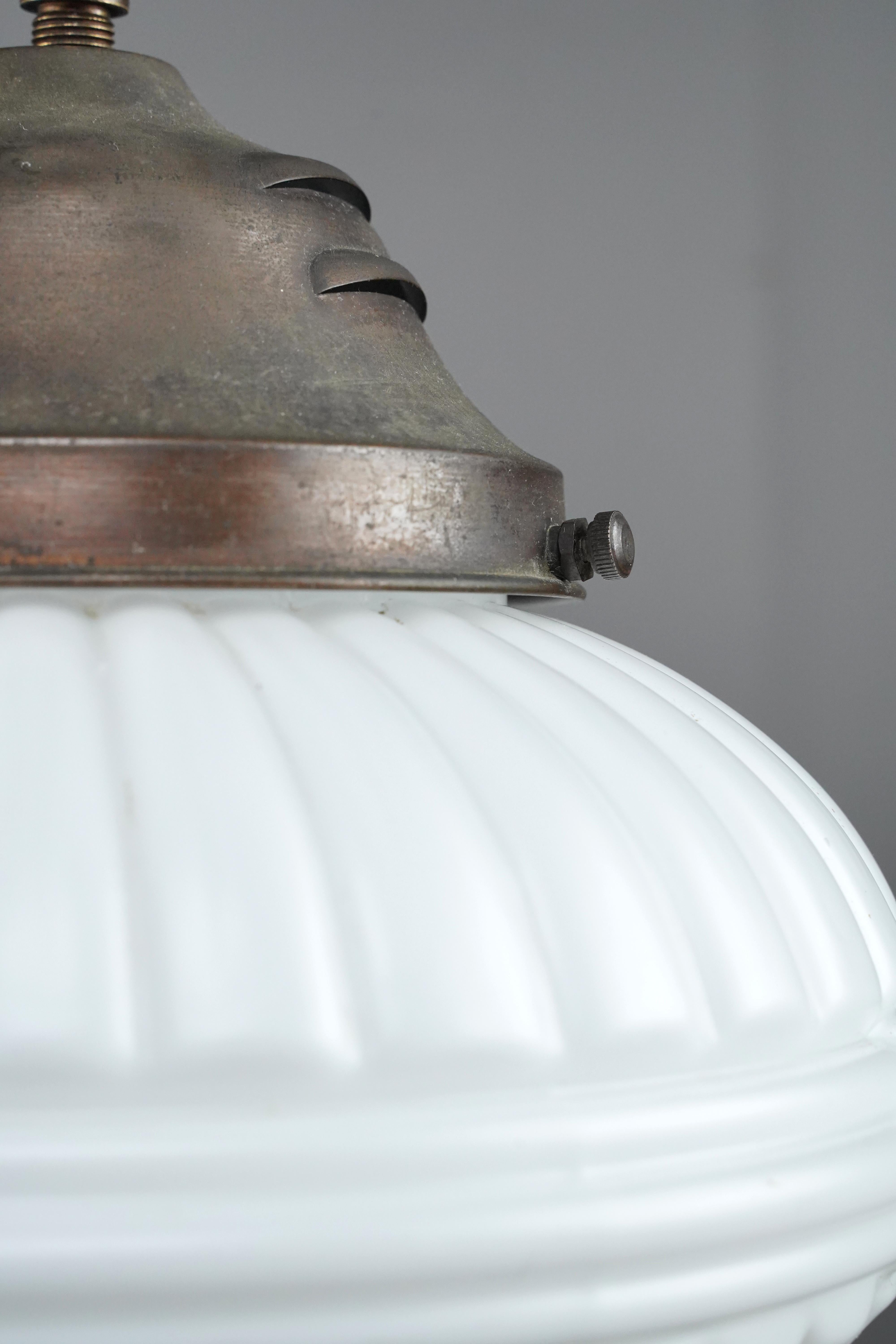 XX secolo Antica lampada a sospensione vittoriana europea in vetro lattiginoso in ottone in vendita