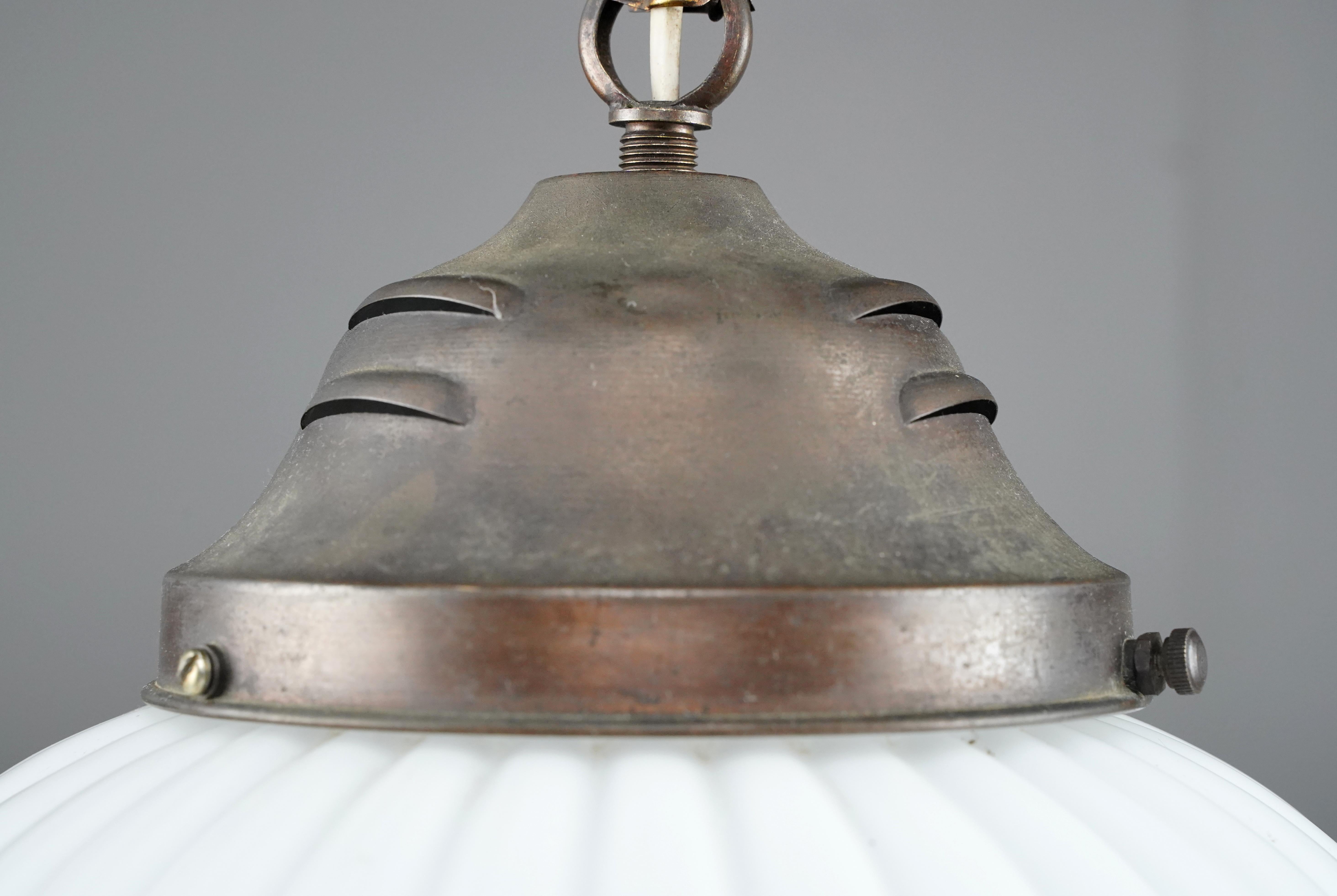 Ottone Antica lampada a sospensione vittoriana europea in vetro lattiginoso in ottone in vendita