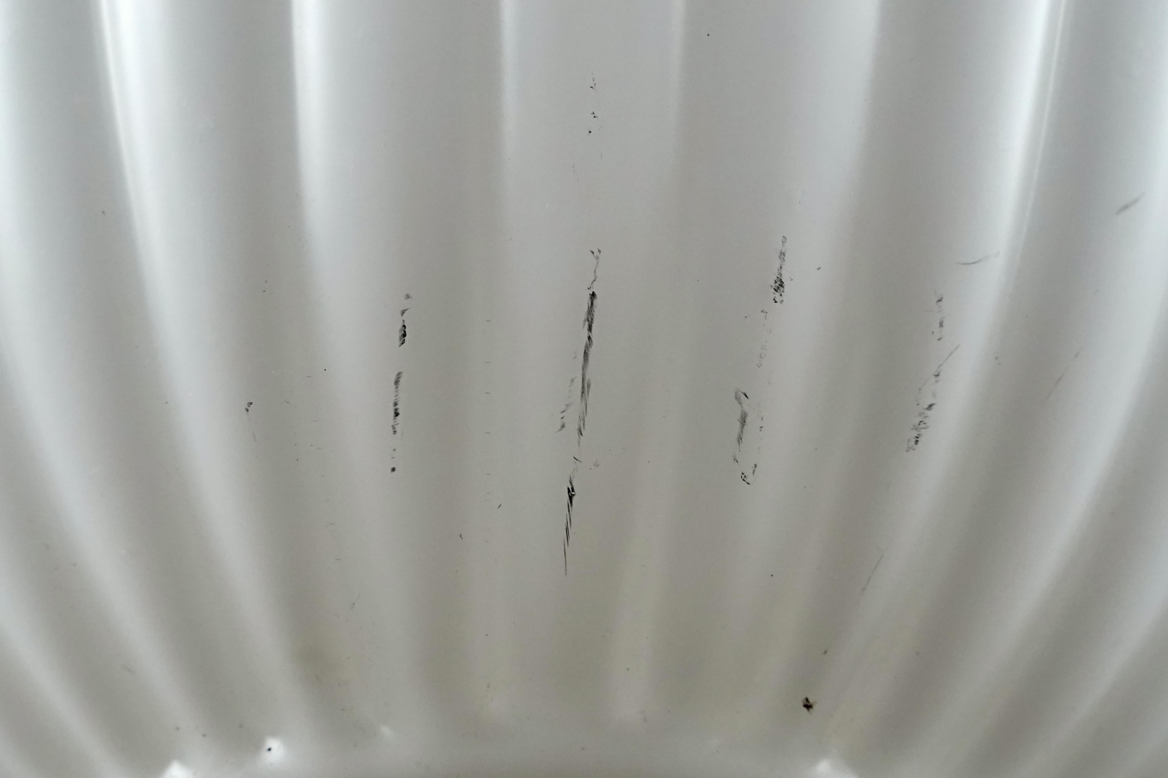 Antica lampada a sospensione vittoriana europea in vetro lattiginoso in ottone in vendita 2