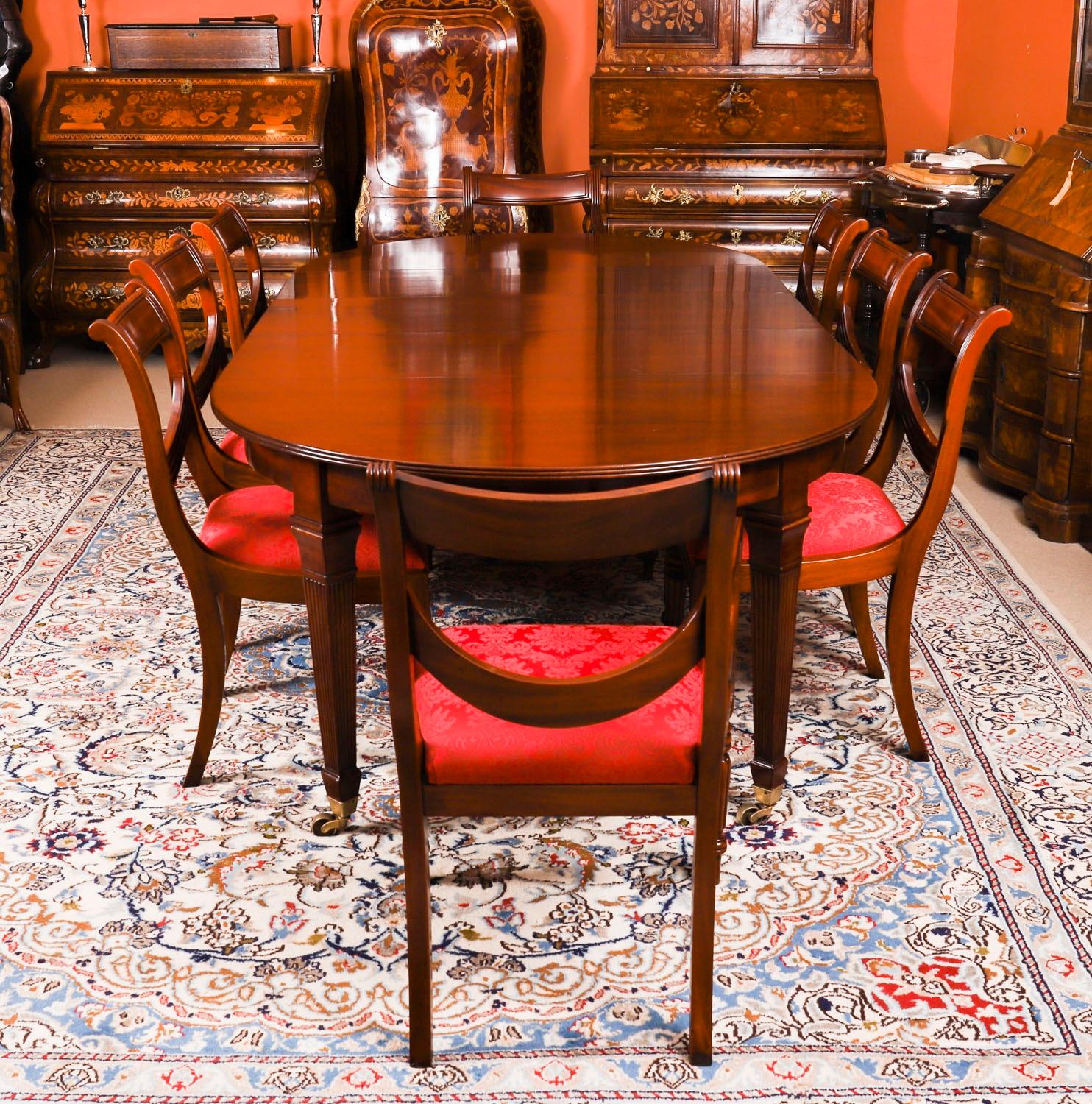 Une occasion très rare de posséder un fabuleux ensemble de salle à manger comprenant une table de salle à manger antique en acajou flammé de la fin de l'époque victorienne et un ensemble assorti de huit chaises de salle à manger Swag Back de style