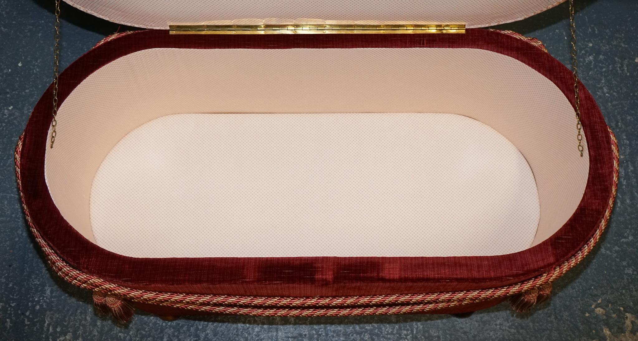 antiguo otomano de tela victoriana para cama con detalles de borlas en venta 5
