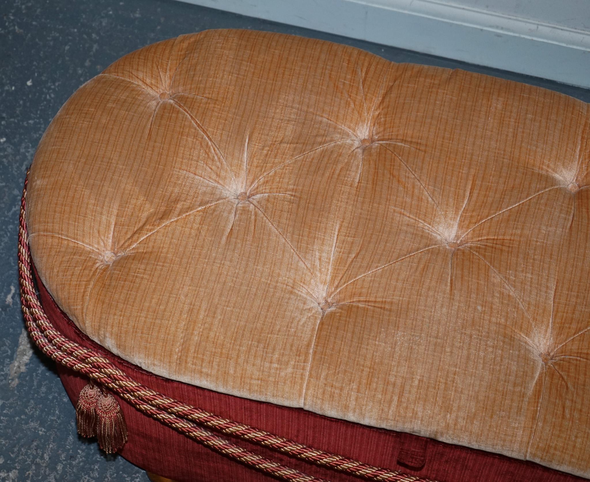 antiguo otomano de tela victoriana para cama con detalles de borlas en venta 7