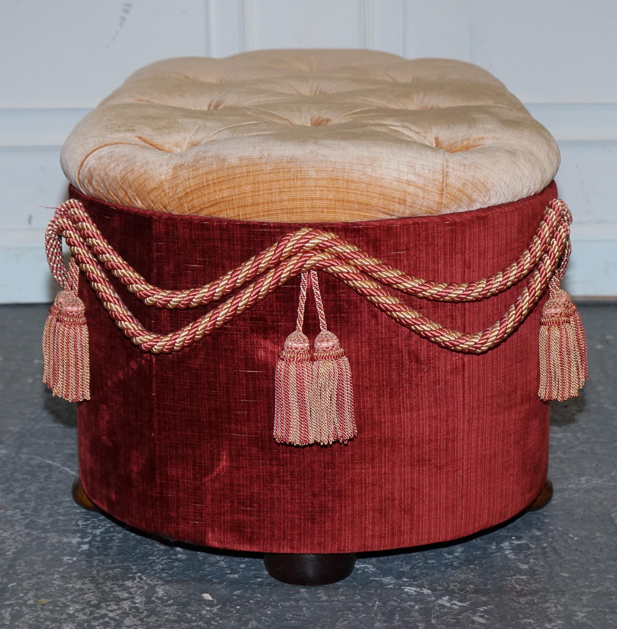 antiguo otomano de tela victoriana para cama con detalles de borlas en venta 9