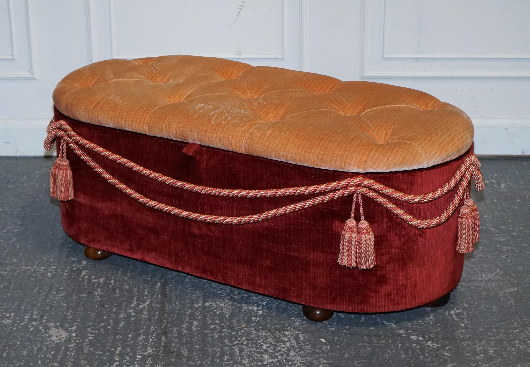 
Antigüedades de Londres



Estamos encantados de ofrecer a la venta esta Otomana Victoriana Antigua de Tela.

Es un mueble bello y funcional, que encarna la elegancia y el sentido práctico de la época. Servía para múltiples propósitos, ya que