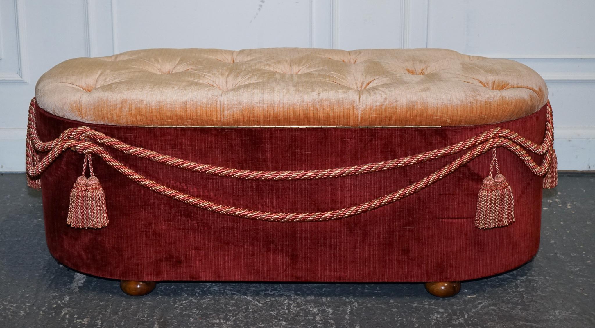 antiguo otomano de tela victoriana para cama con detalles de borlas siglo XX en venta