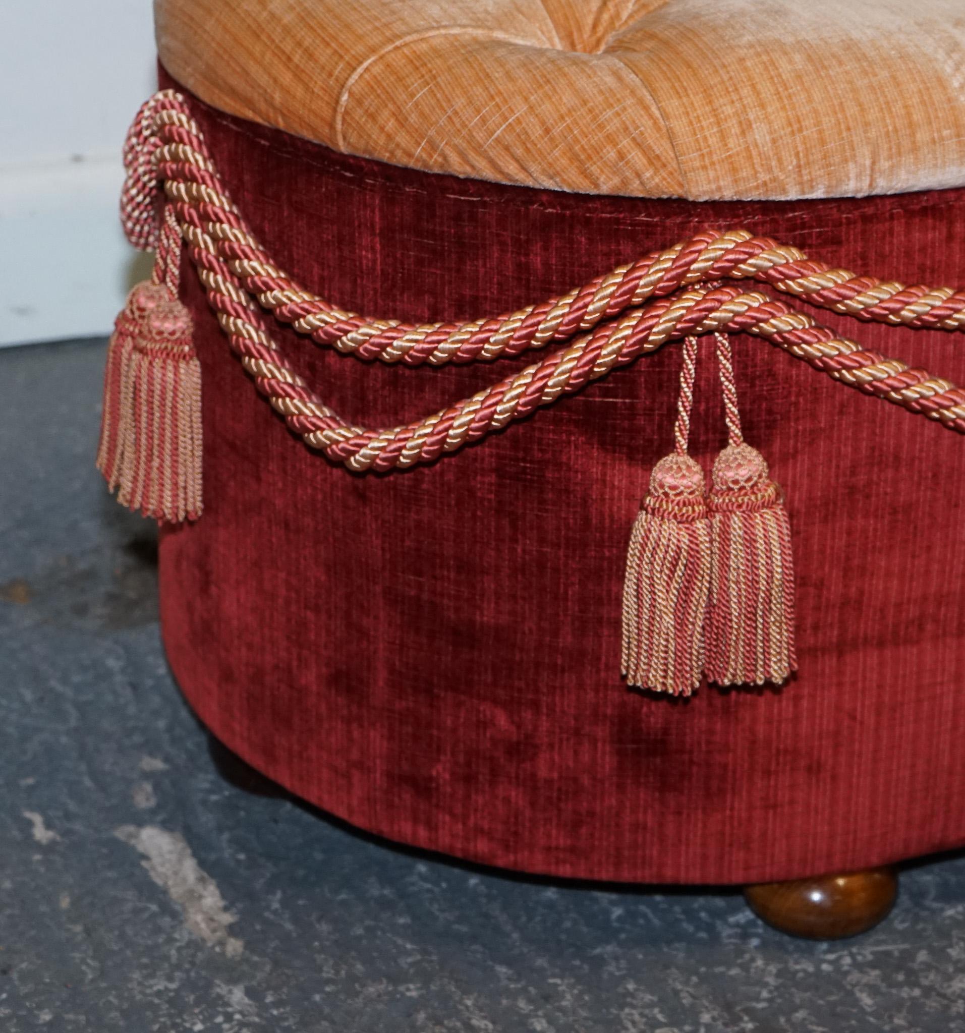 antiguo otomano de tela victoriana para cama con detalles de borlas en venta 1