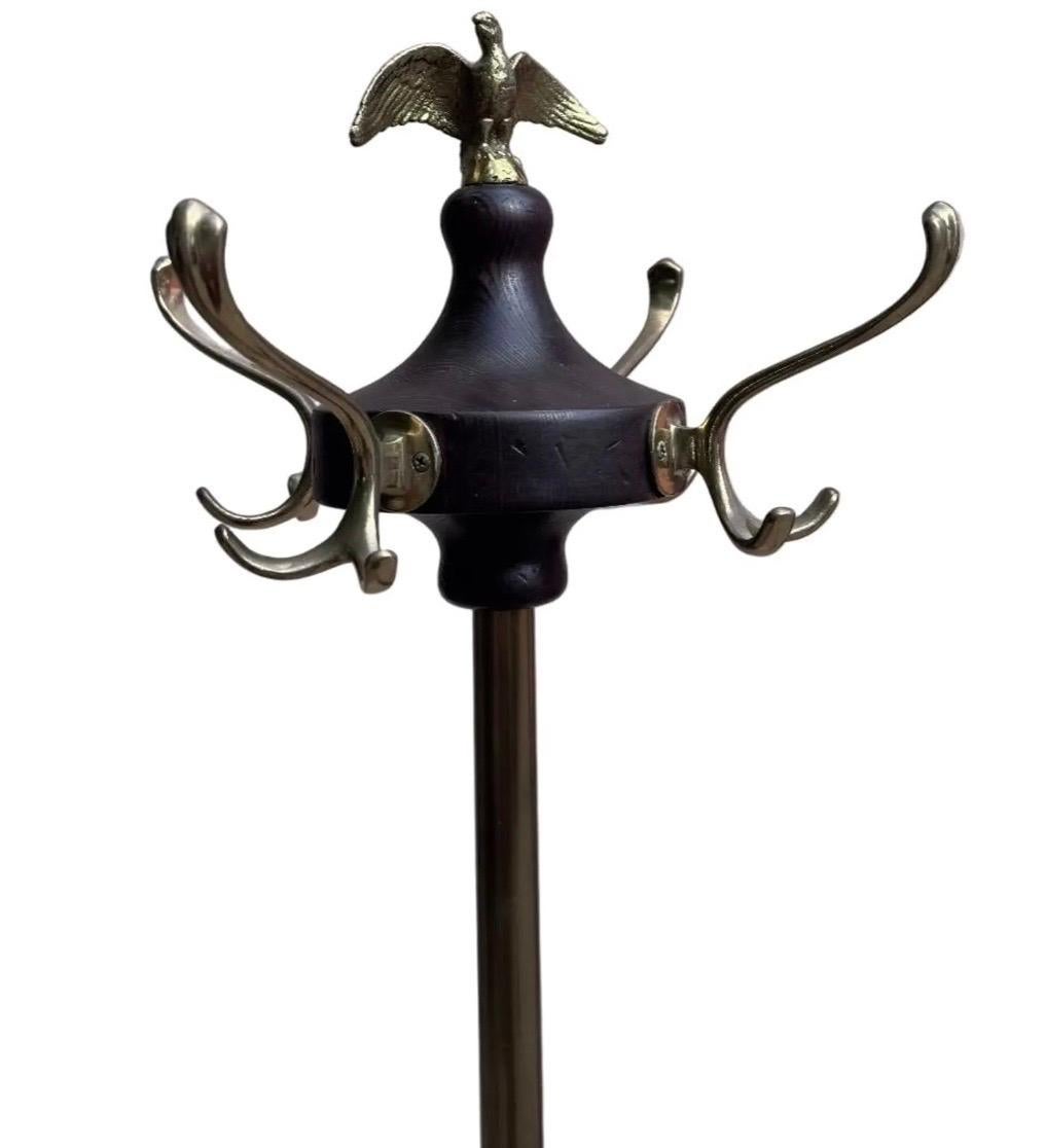 Federale Antico appendiabiti vittoriano in stile Feder in ottone, legno e ferro battuto con aquila in vendita