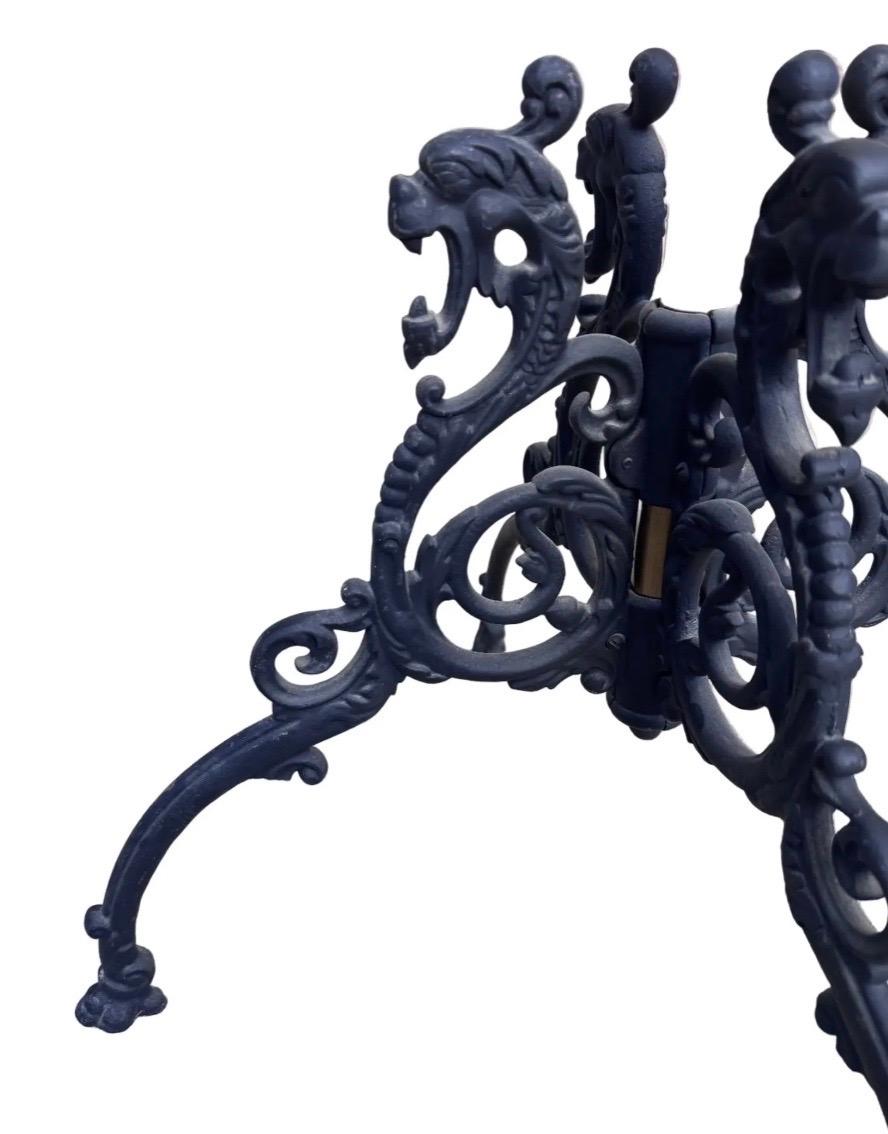 Antico appendiabiti vittoriano in stile Feder in ottone, legno e ferro battuto con aquila In condizioni buone in vendita a Chicago, IL