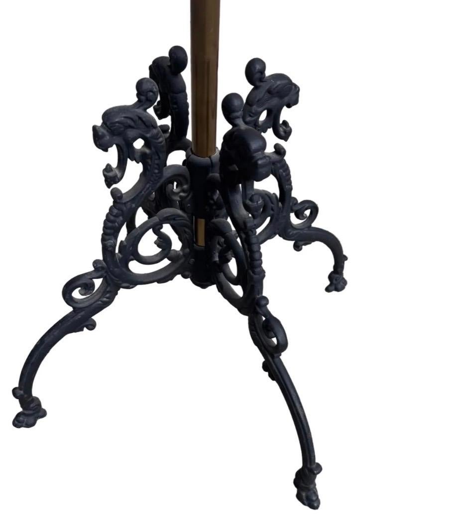 XIX secolo Antico appendiabiti vittoriano in stile Feder in ottone, legno e ferro battuto con aquila in vendita