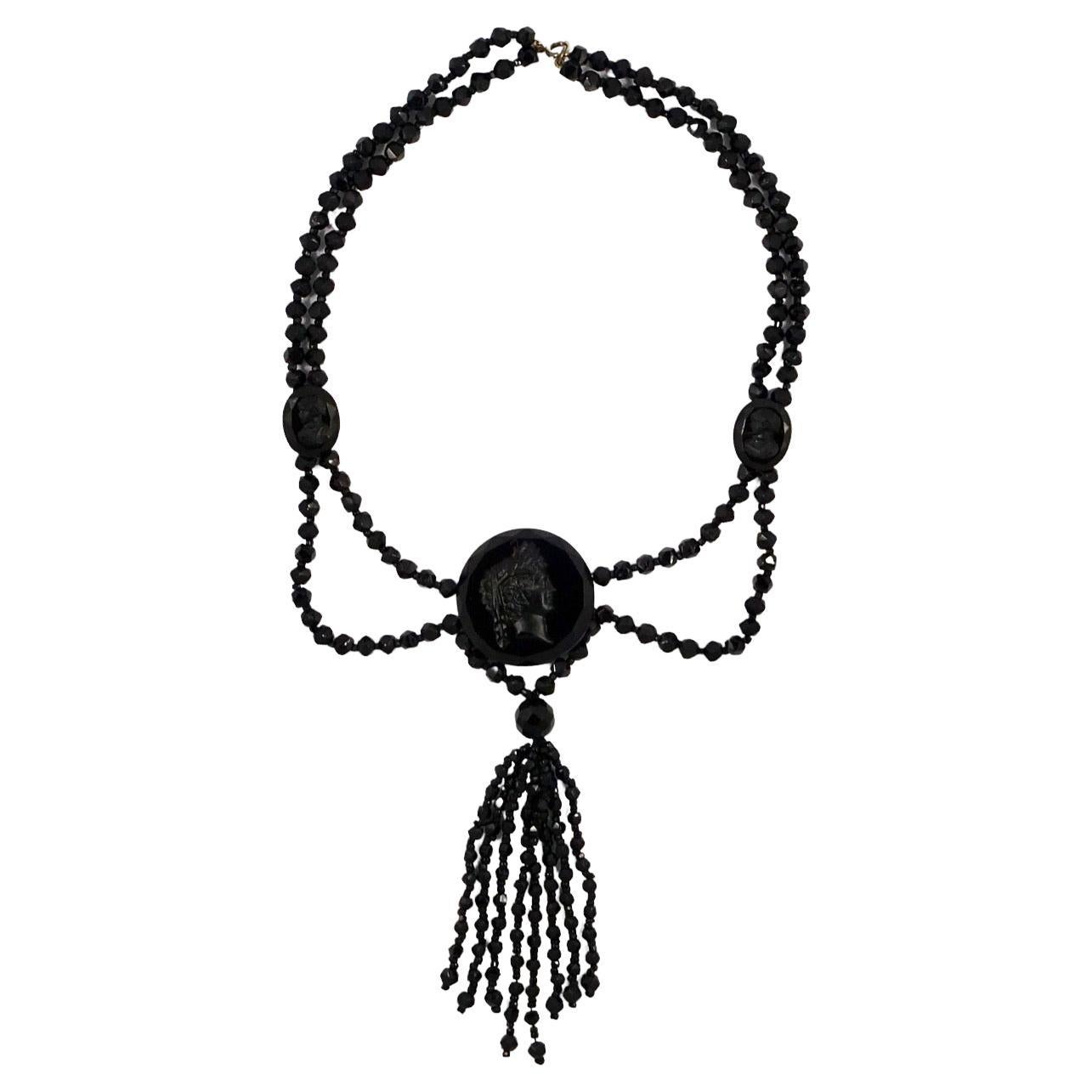 Antike viktorianische Festoon-Halskette mit Silberverschluss und französischem Jet-Perlen-Kamee im Angebot