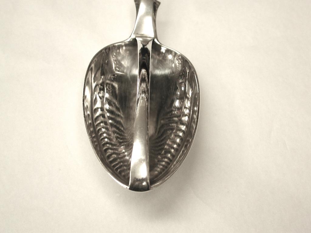 Antique Victorian Fiddle Pattern Silver Straining Spoon, William Eaton, 1843 For Sale 3