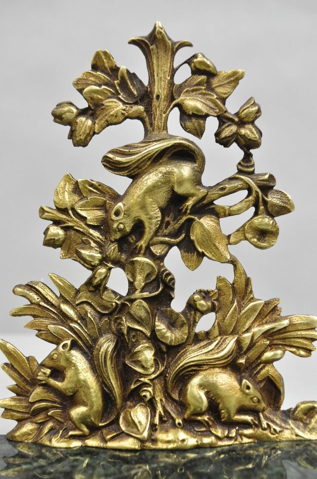 Antiguo Victoriano Figural Ardillas Bronce Verde Sujetalibros de Mármol - un Par. Principios del siglo XX. Medidas: 7,5