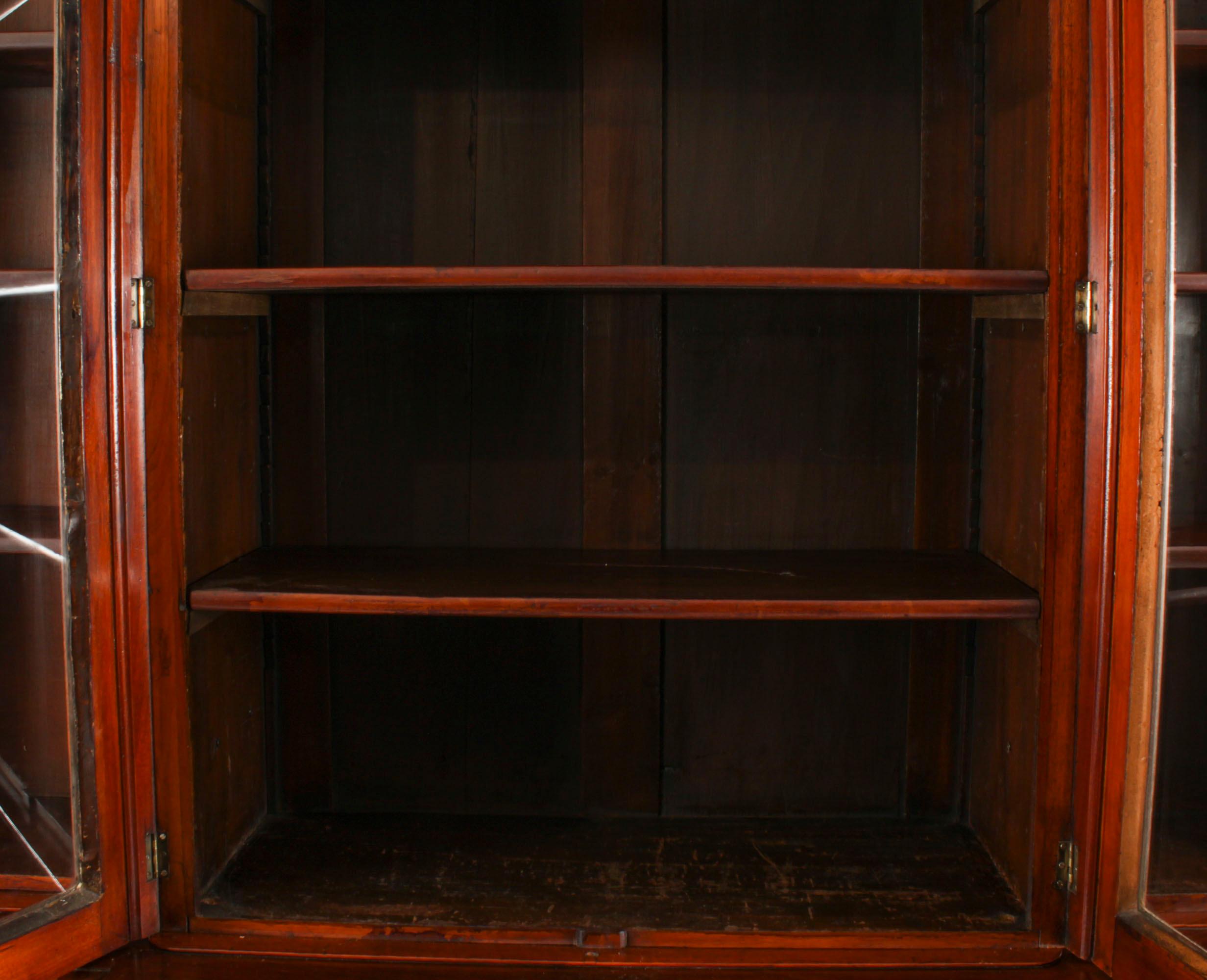 Antikes viktorianisches Bücherregal aus gemasertem Nussbaumholz mit vier Türen und Breakfront, 19. Jahrhundert im Angebot 5