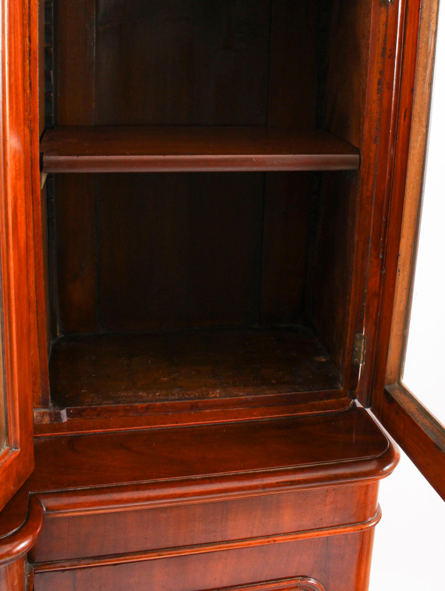 Antique Victorian Figured Walnut four door Breakfront Bookcase 19th Century For Sale 9