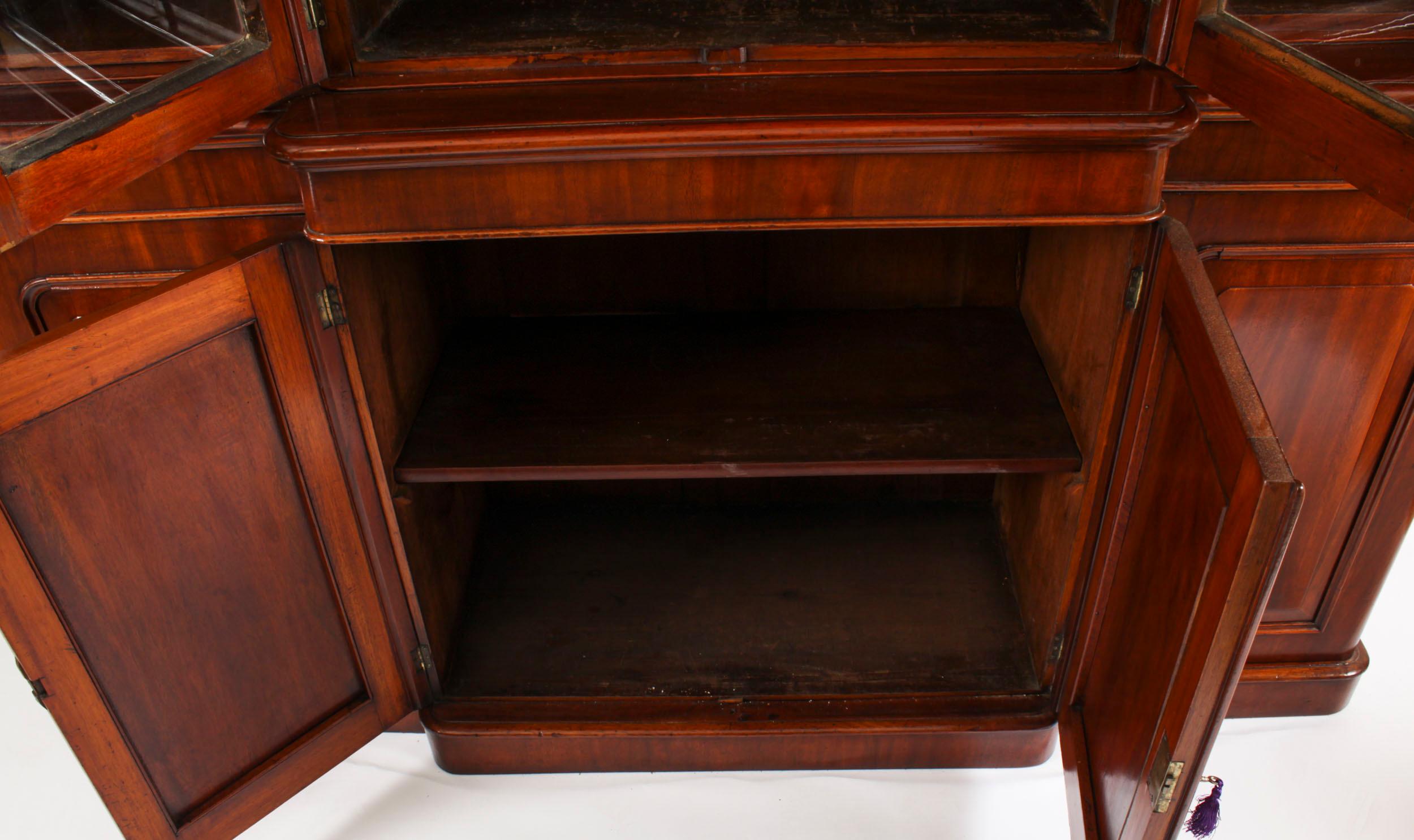 Antique Victorian Figured Walnut four door Breakfront Bookcase 19th Century For Sale 10
