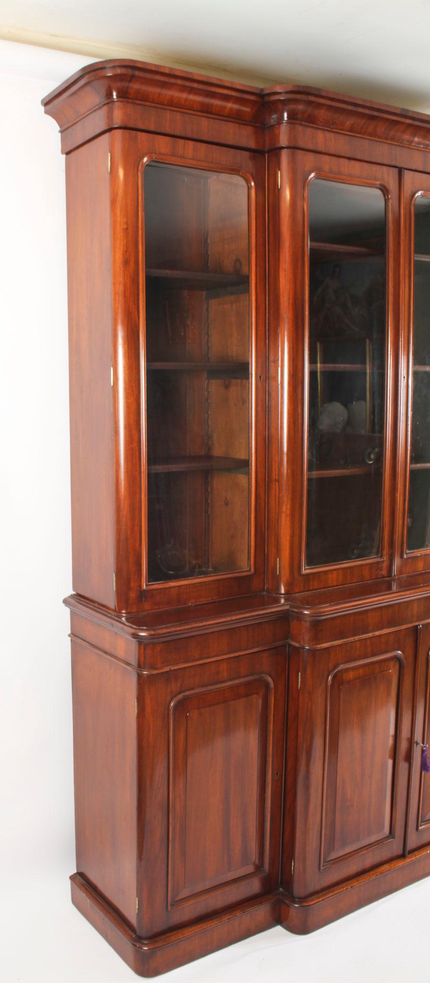 Antique Victorian Figured Walnut four door Breakfront Bookcase 19th Century For Sale 11