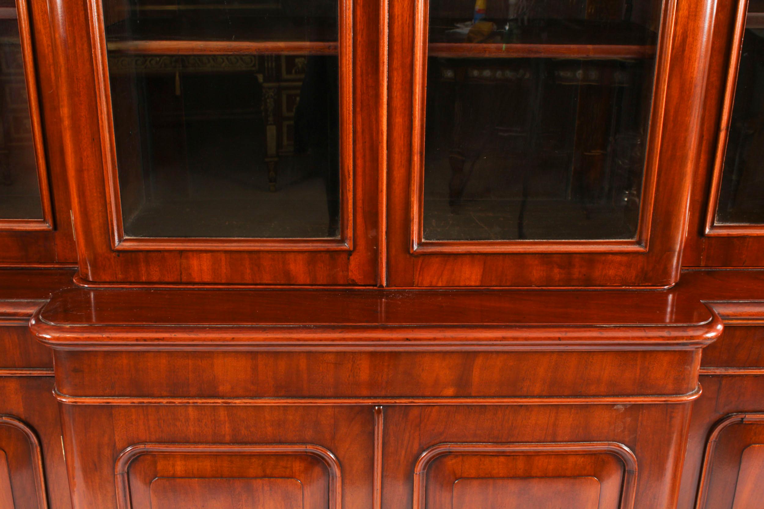 Mid-19th Century Antique Victorian Figured Walnut four door Breakfront Bookcase 19th Century For Sale