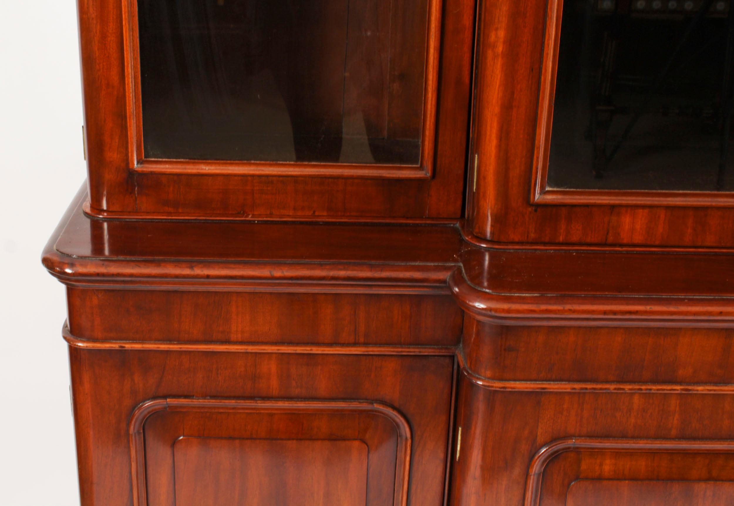 Antikes viktorianisches Bücherregal aus gemasertem Nussbaumholz mit vier Türen und Breakfront, 19. Jahrhundert (Mittleres 19. Jahrhundert) im Angebot