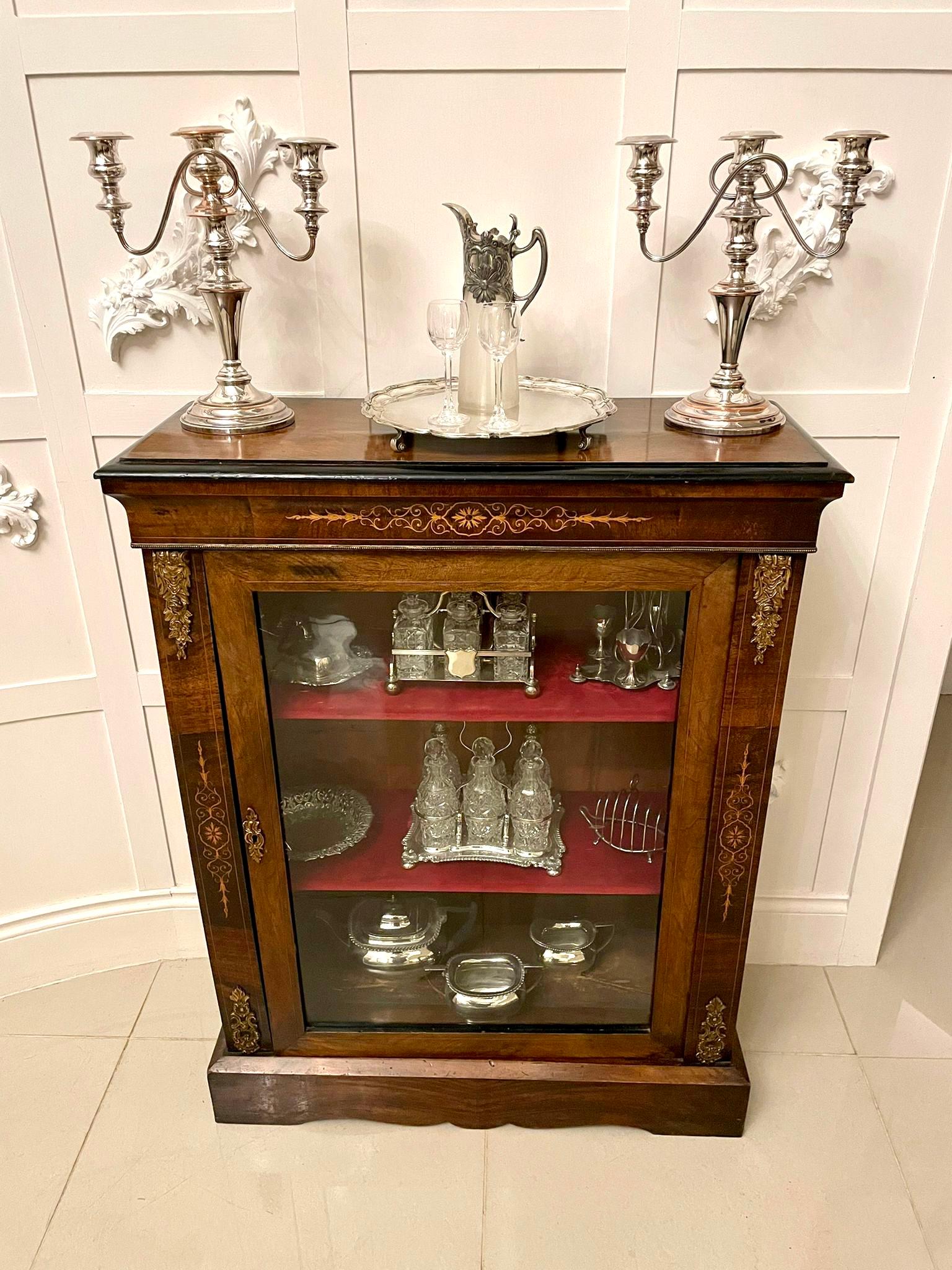 Antique Victorian figured walnut inlaid display cabinet having a quality figured walnut top with a moulded edge above a shaped frieze with satinwood inlay and gilded brass beading, one single glazed walnut door opening to reveal two shelves, gilded