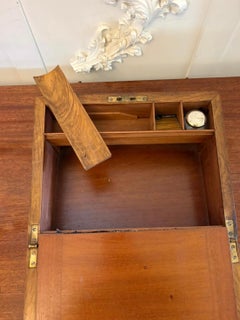 Antiker viktorianischer Nussbaum-Schreibtisch mit eingebautem Interieur