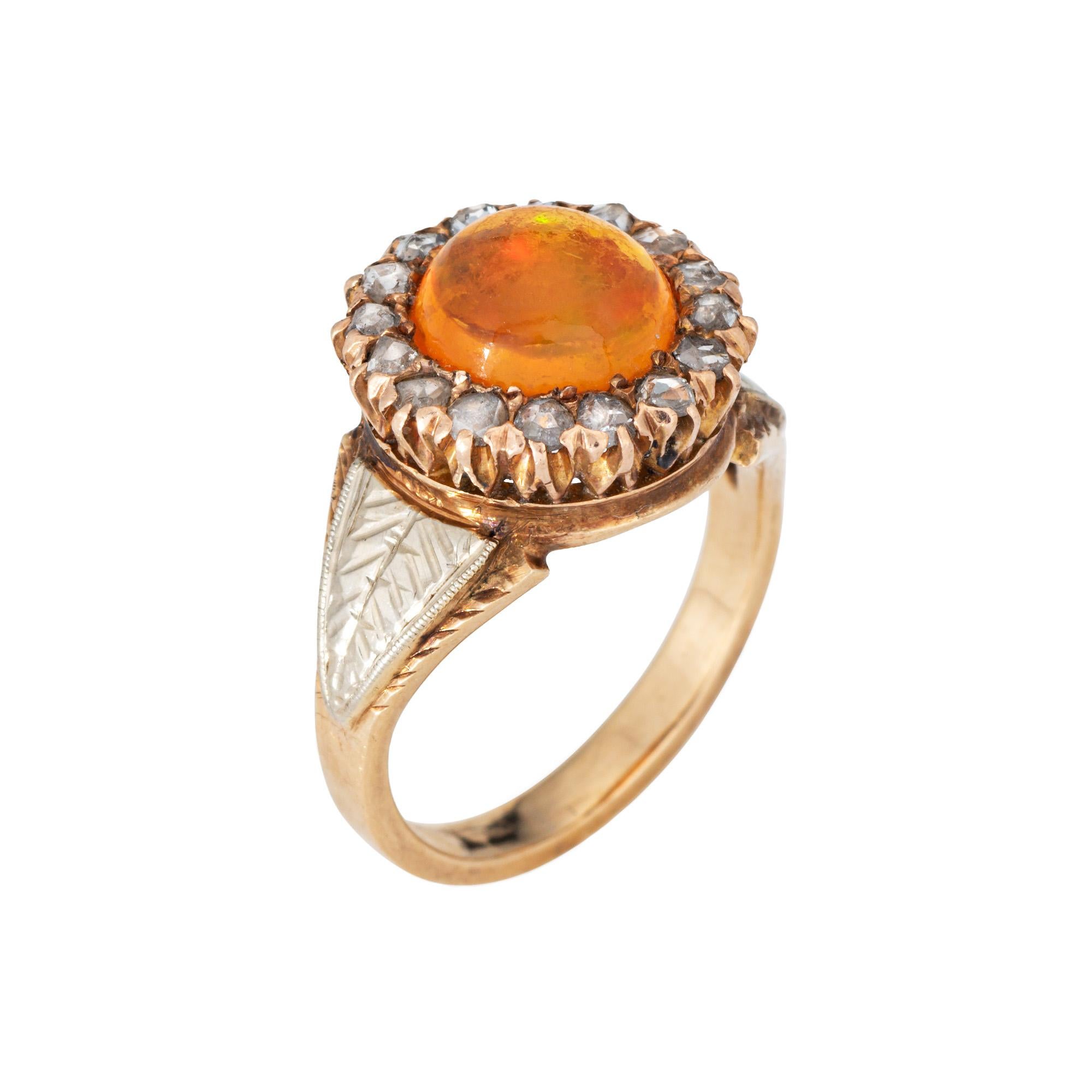 Bague d'opale de feu et de diamant de l'époque victorienne (vers les années 1880-1900), finement détaillée, en or jaune 14k.

Le cabochon d'opale mesure 7 mm et est rehaussé de 16 diamants taille rose ancienne totalisant 0,24 carats (pureté estimée