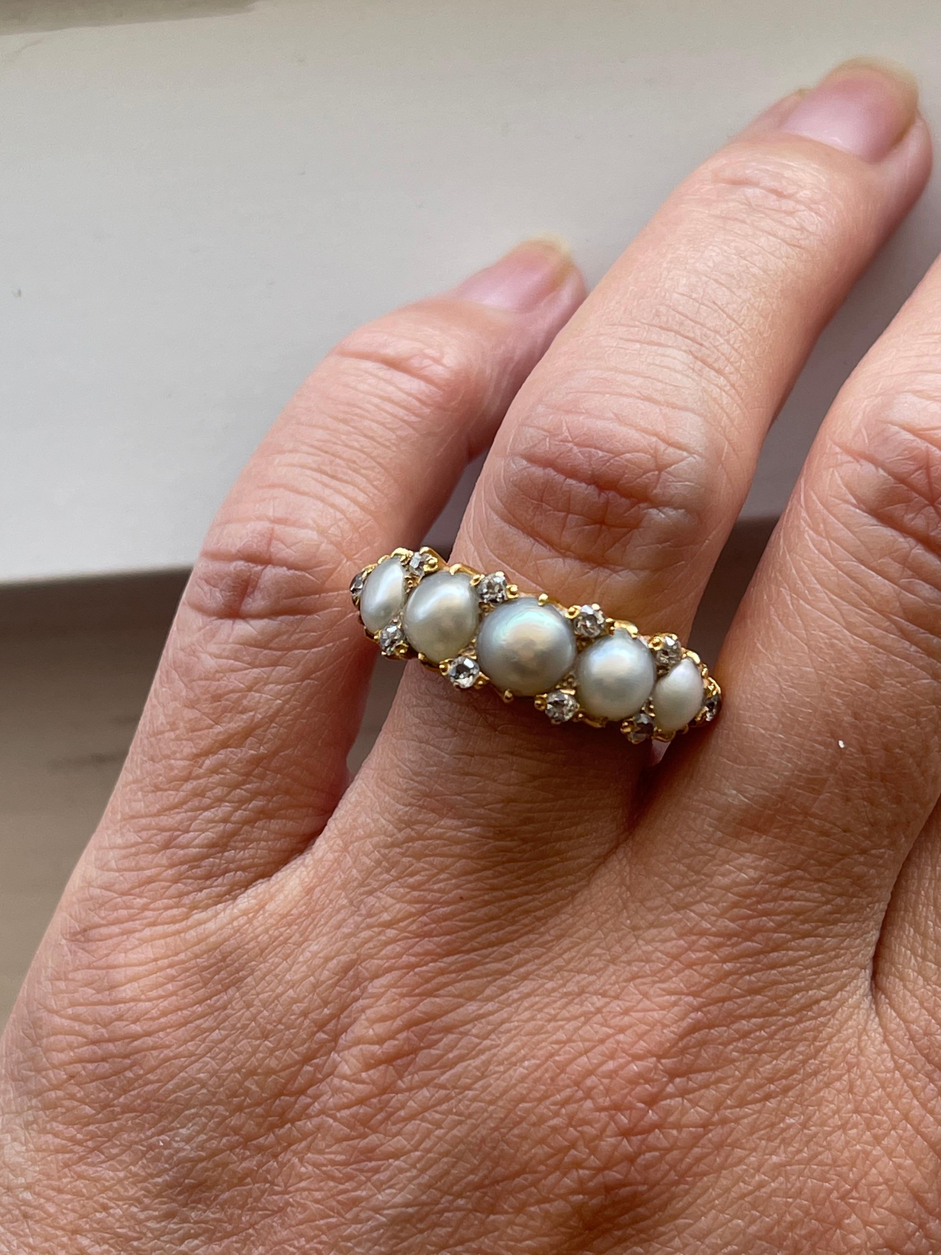 Antiker viktorianischer Halbcreolenring mit fünf Perlen und Diamanten im Zustand „Gut“ im Angebot in New York, NY