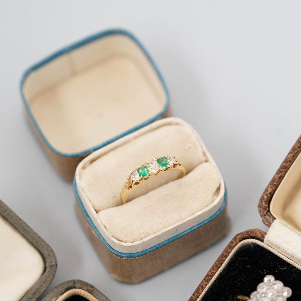 Bague victorienne ancienne en or 18 carats à cinq pierres, émeraudes et diamants Pour femmes en vente