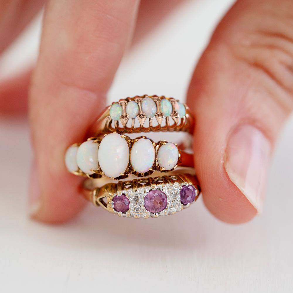 Antiker viktorianischer Opalring mit fünf Steinen aus 9 Karat Roségold (Cabochon) im Angebot