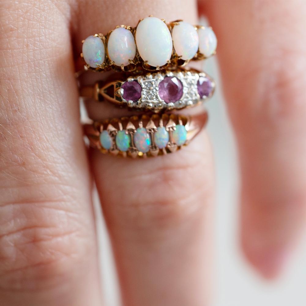 Antiker viktorianischer Opalring mit fünf Steinen aus 9 Karat Roségold im Zustand „Gut“ im Angebot in London, GB