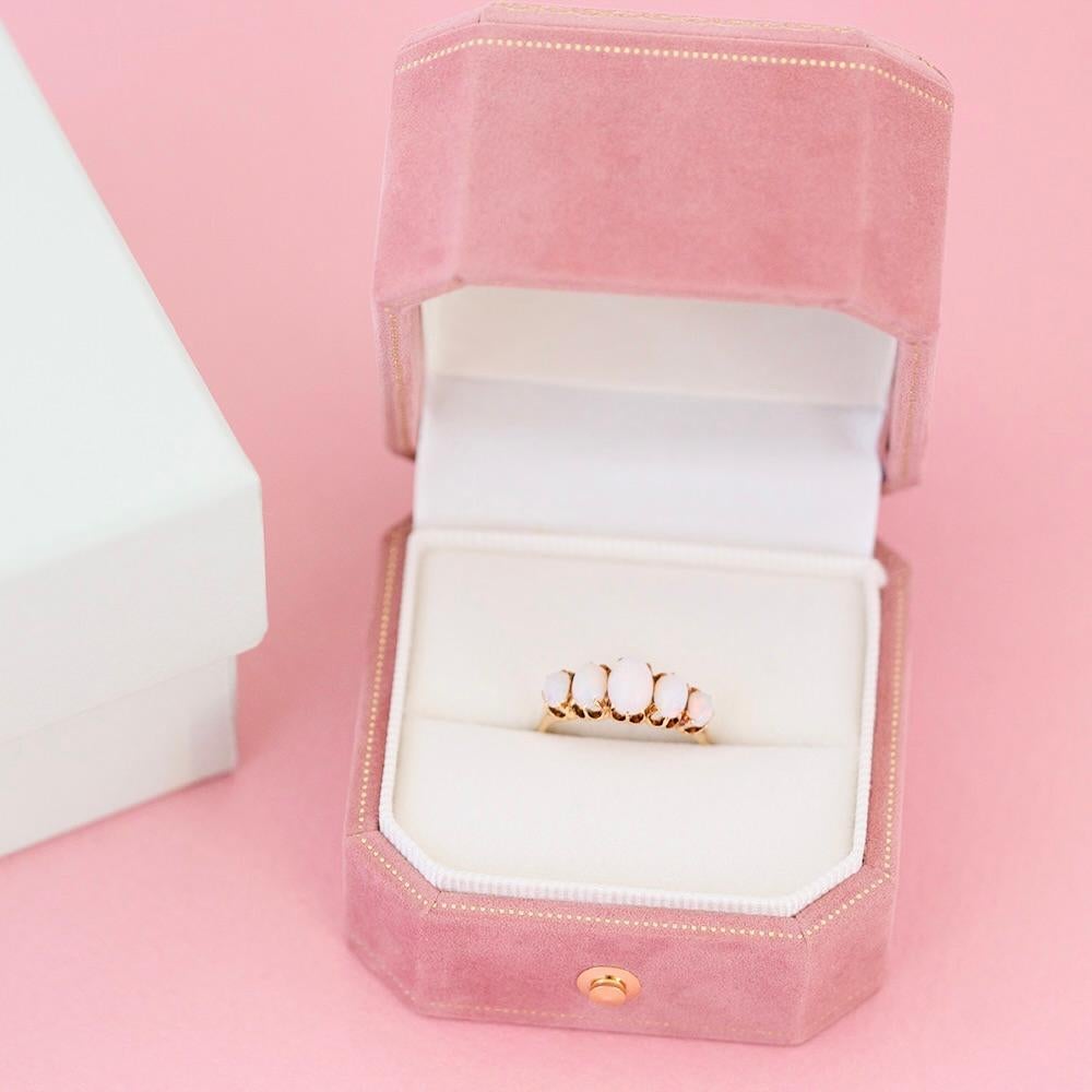 Antique Victorian Five-Stone Opal Ring 18ct Gold Ring In Good Condition For Sale In London, GB