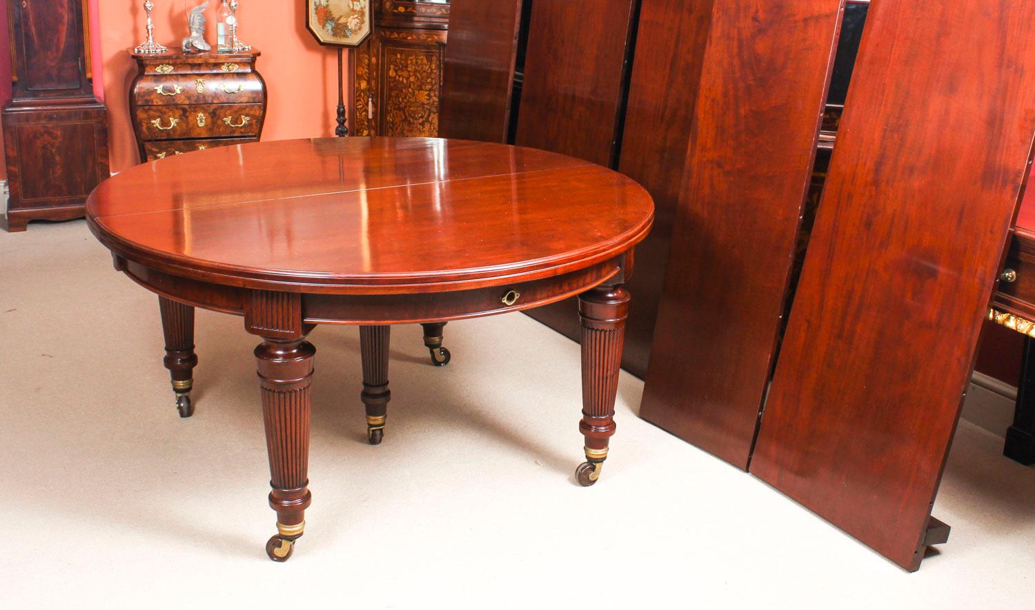 Antique Victorian Flame Mahogany Circular Extending Dining Table, 19th Century 8