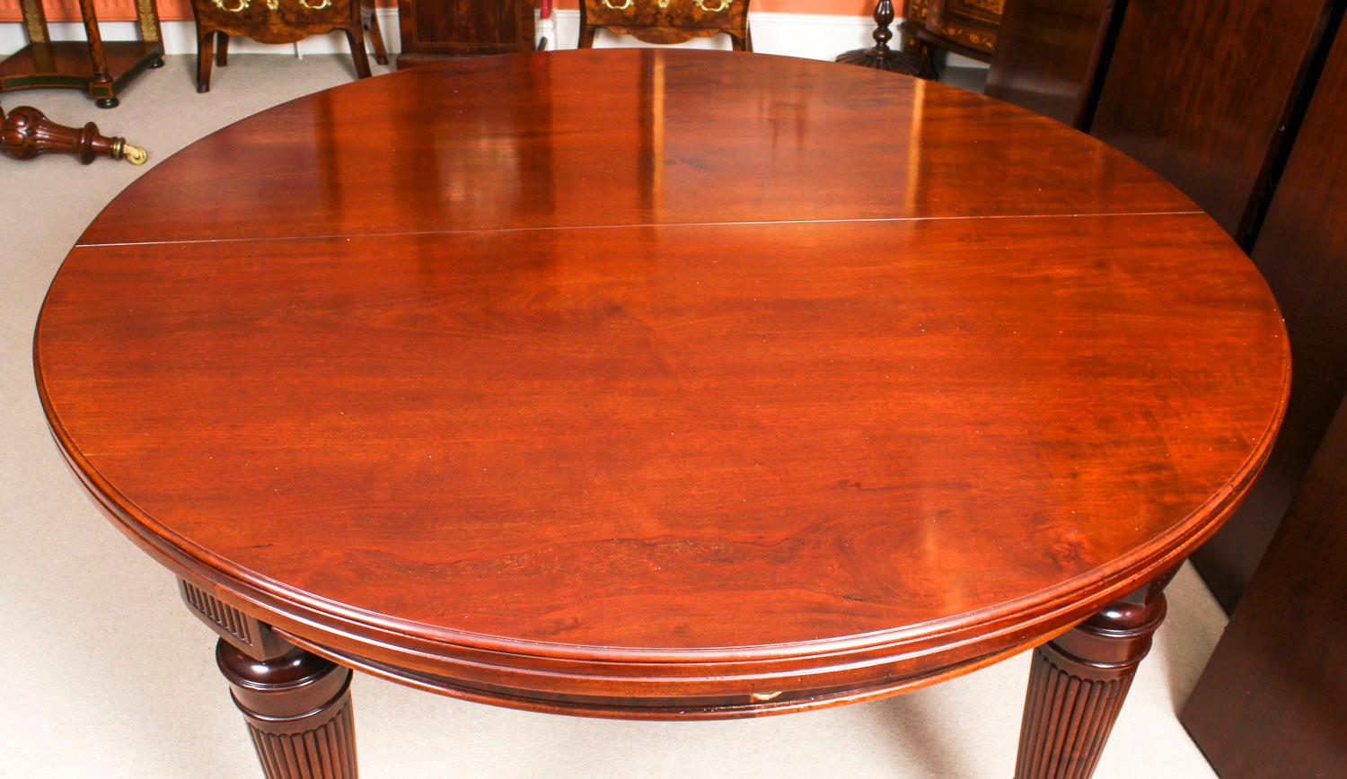 Antique Victorian Flame Mahogany Circular Extending Dining Table, 19th Century 11