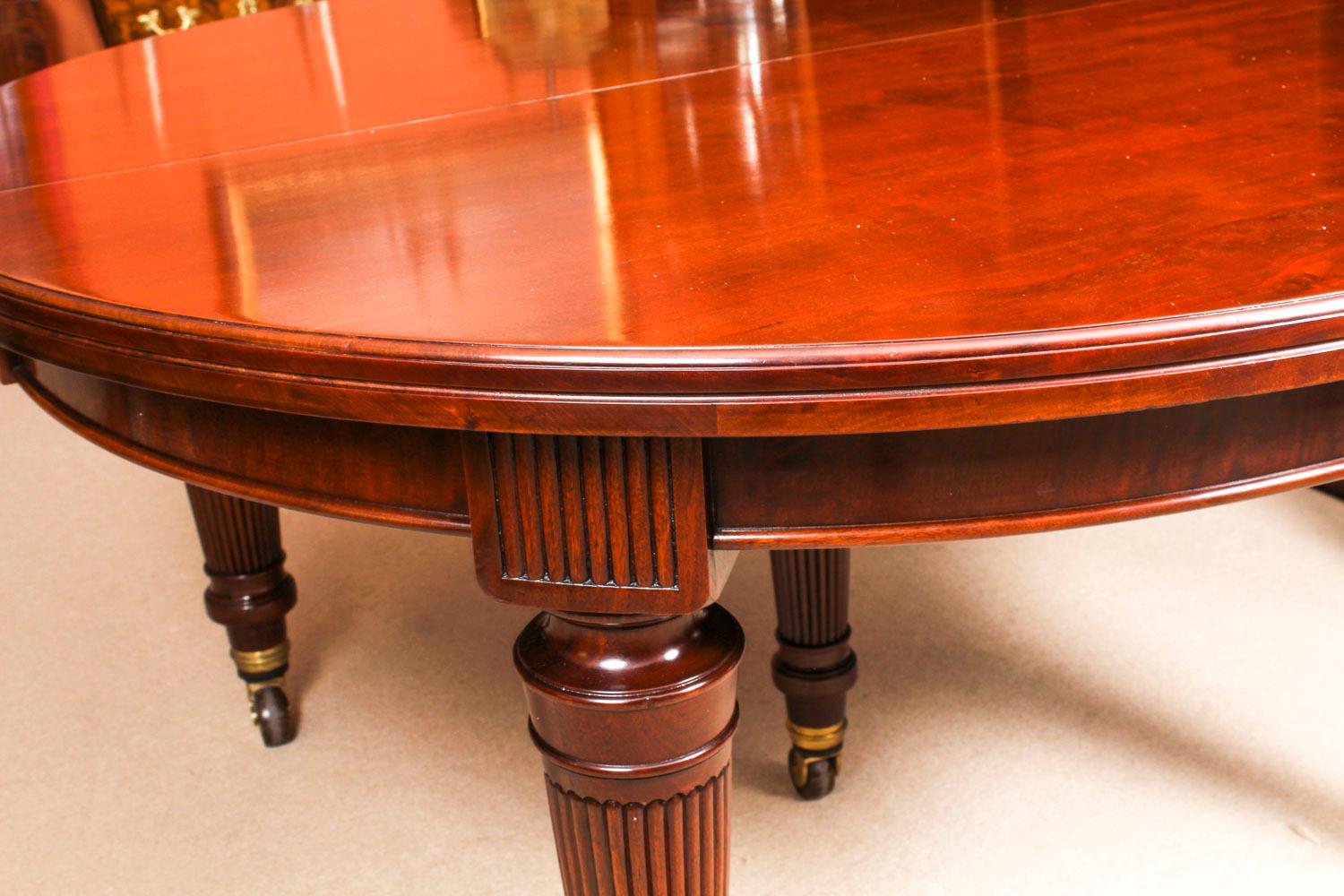 Antique Victorian Flame Mahogany Circular Extending Dining Table, 19th Century 14