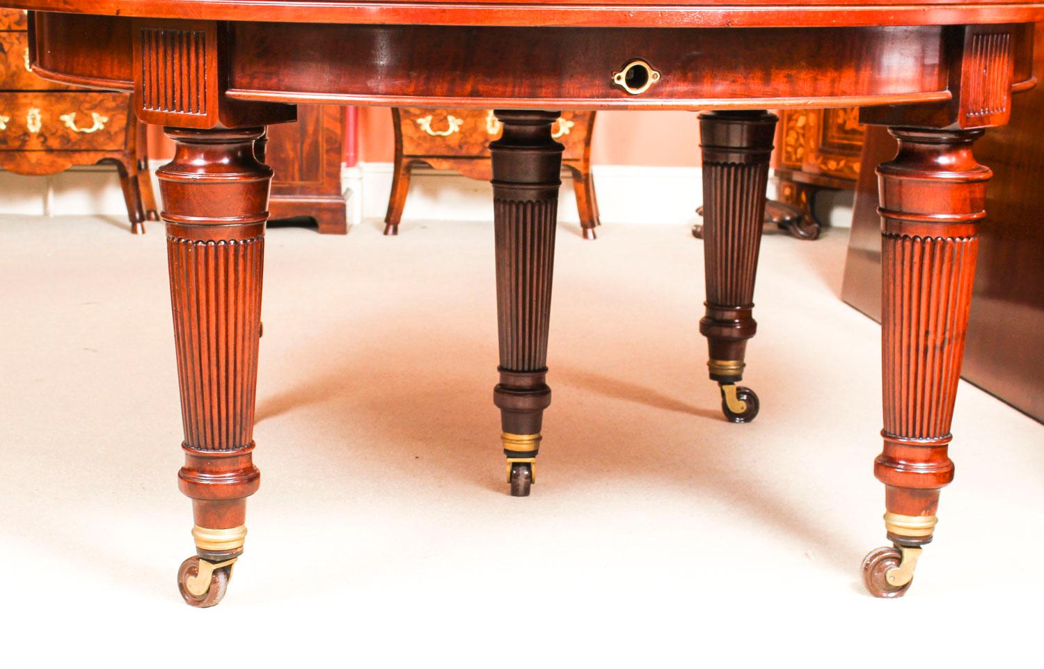 Antique Victorian Flame Mahogany Circular Extending Dining Table, 19th Century 15