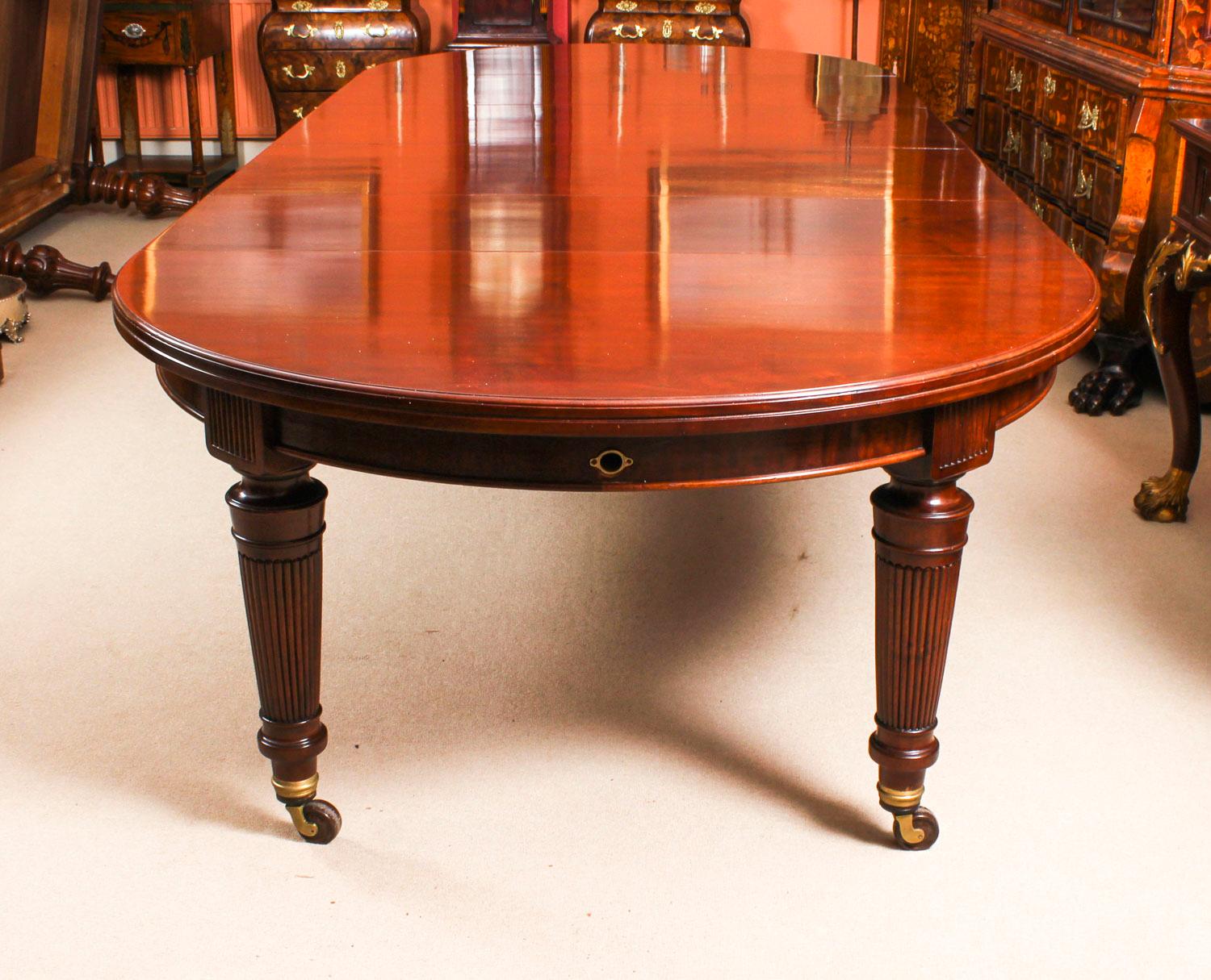 English Antique Victorian Flame Mahogany Circular Extending Dining Table, 19th Century