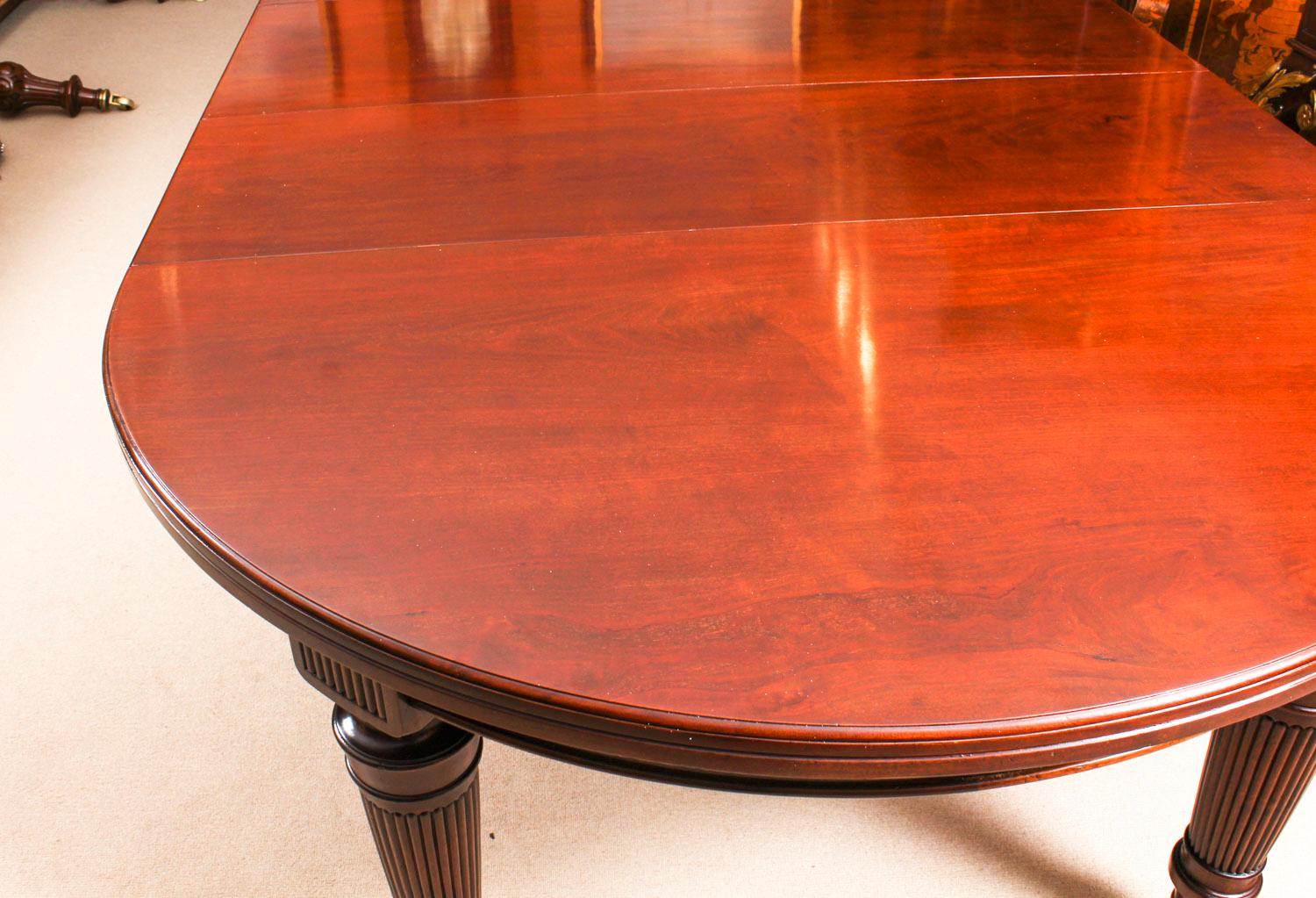 Antique Victorian Flame Mahogany Circular Extending Dining Table, 19th Century 1