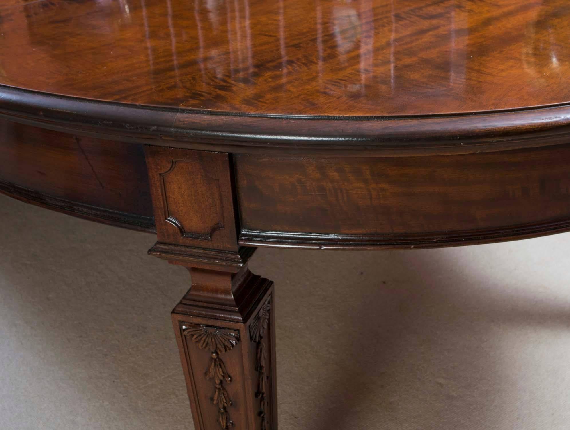 Antique Victorian Flame Mahogany Dining Table, 19th Century 13