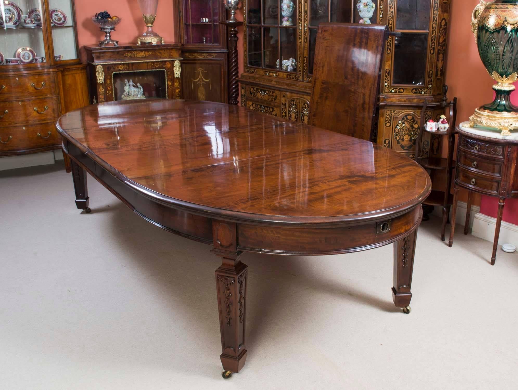 Antique Victorian Flame Mahogany Dining Table, 19th Century In Excellent Condition In London, GB