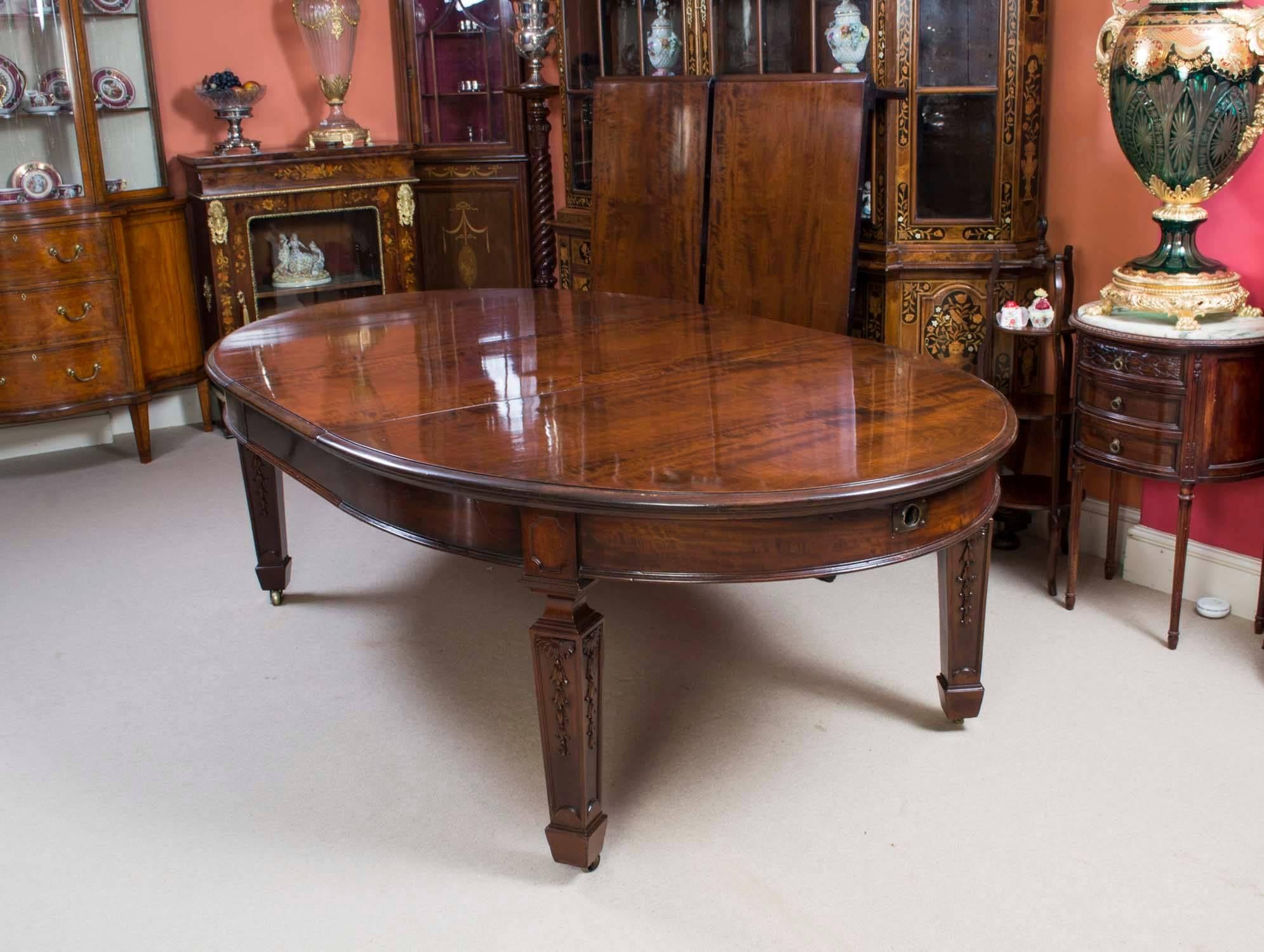 Late 19th Century Antique Victorian Flame Mahogany Dining Table, 19th Century