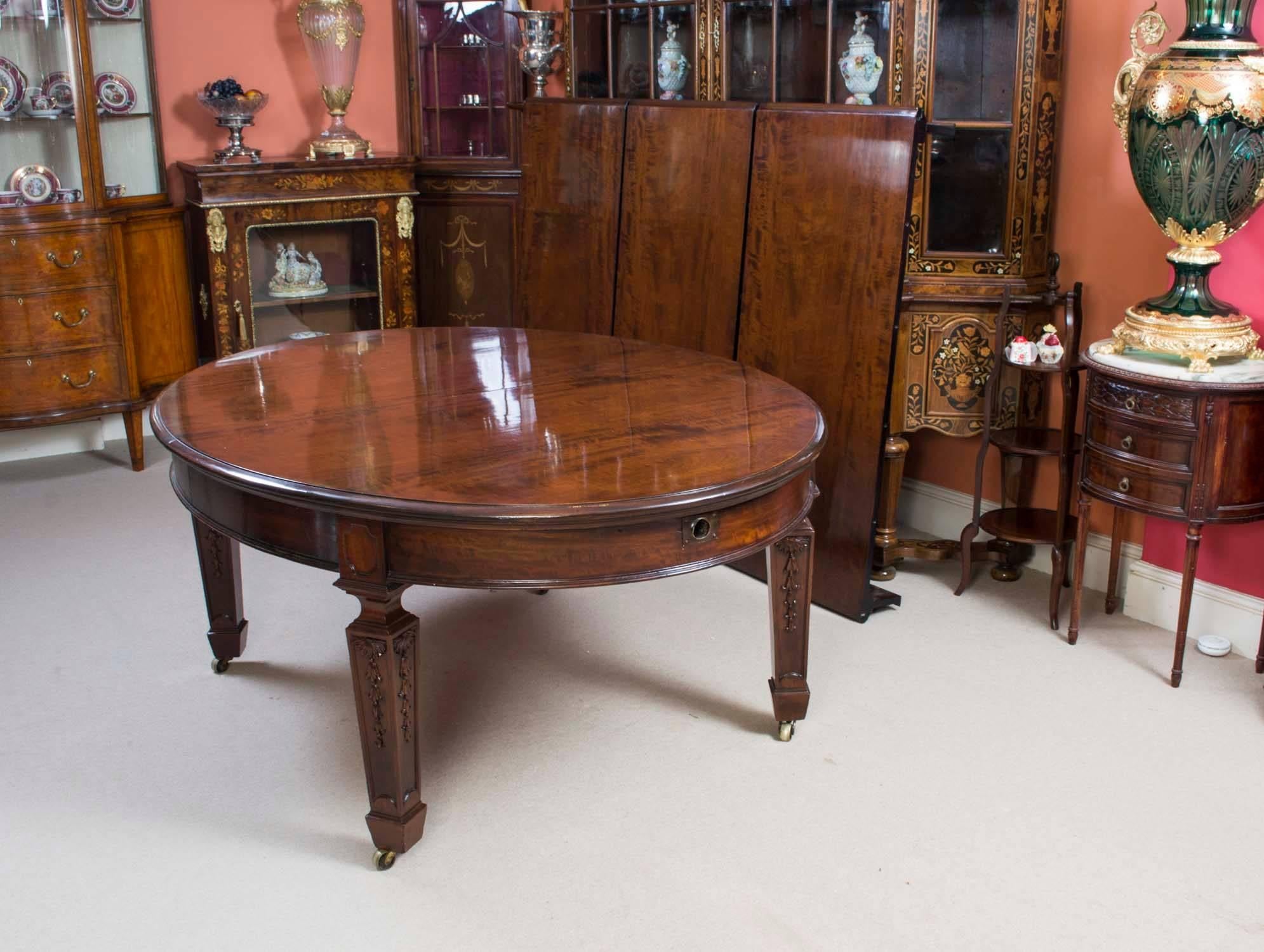 Antique Victorian Flame Mahogany Dining Table, 19th Century 1