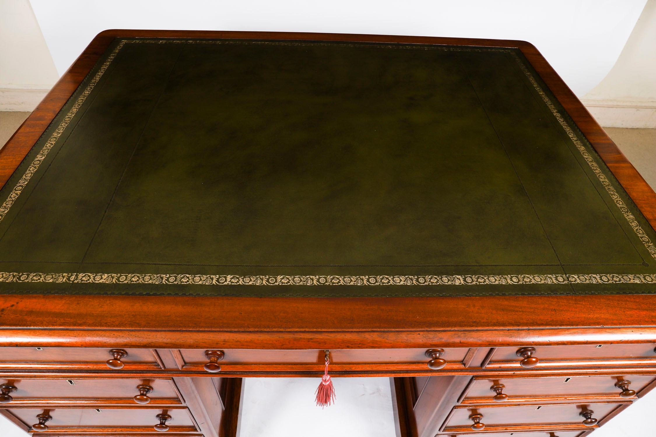 Antike viktorianische Flamme Mahagoni Partner Pedestal Schreibtisch 19. C 139x107cm im Angebot 6