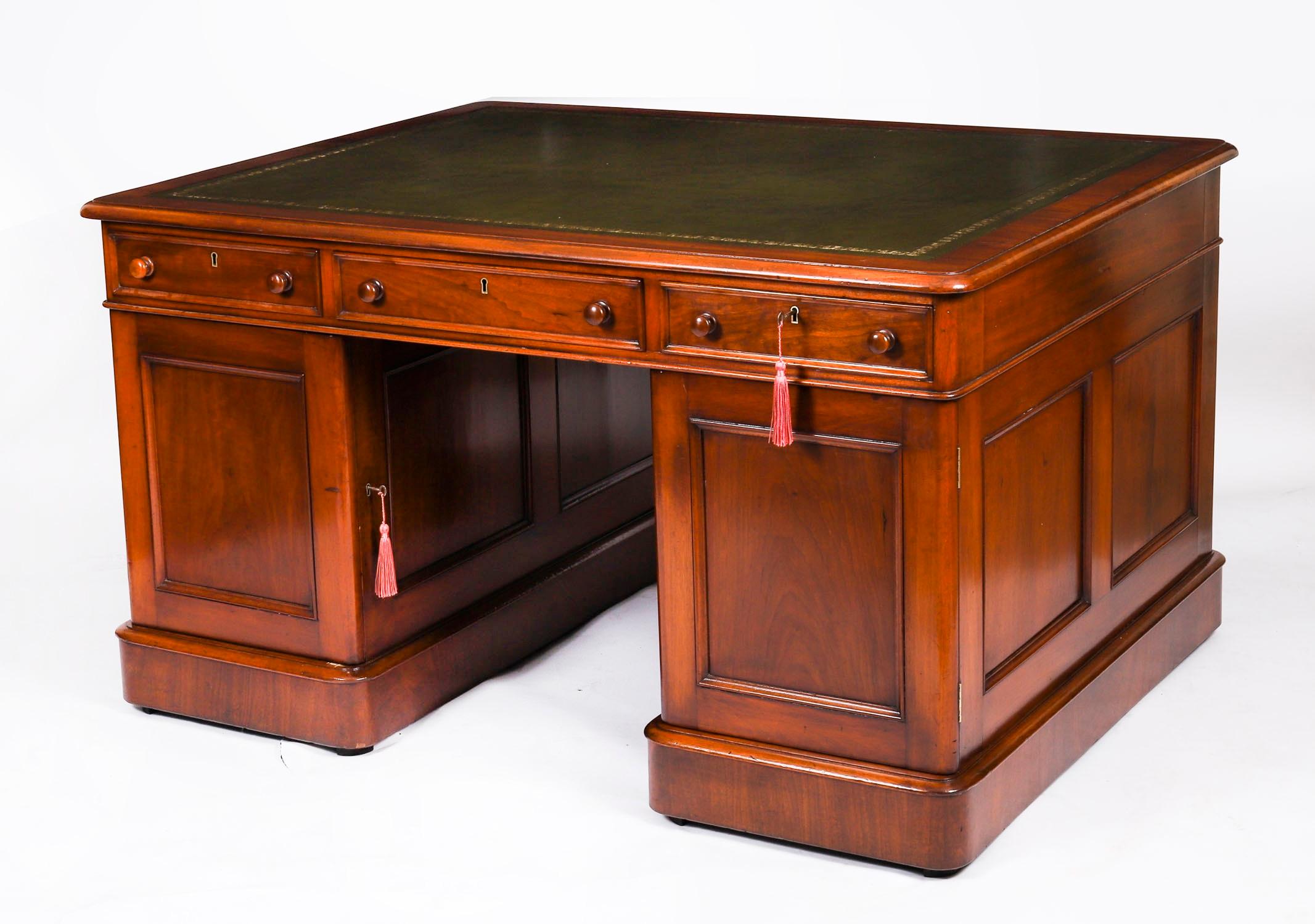 Antike viktorianische Flamme Mahagoni Partner Pedestal Schreibtisch 19. C 139x107cm im Angebot 8