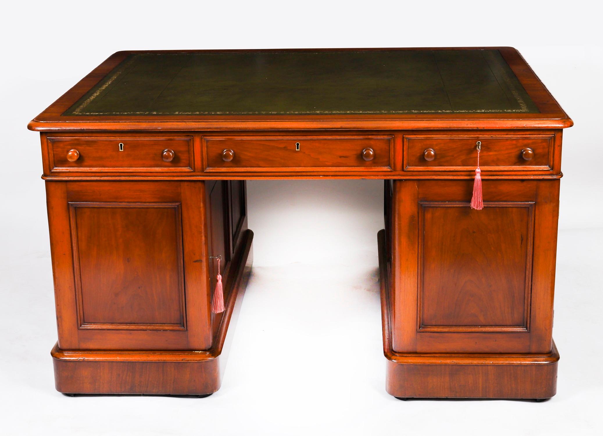 Antike viktorianische Flamme Mahagoni Partner Pedestal Schreibtisch 19. C 139x107cm im Angebot 9