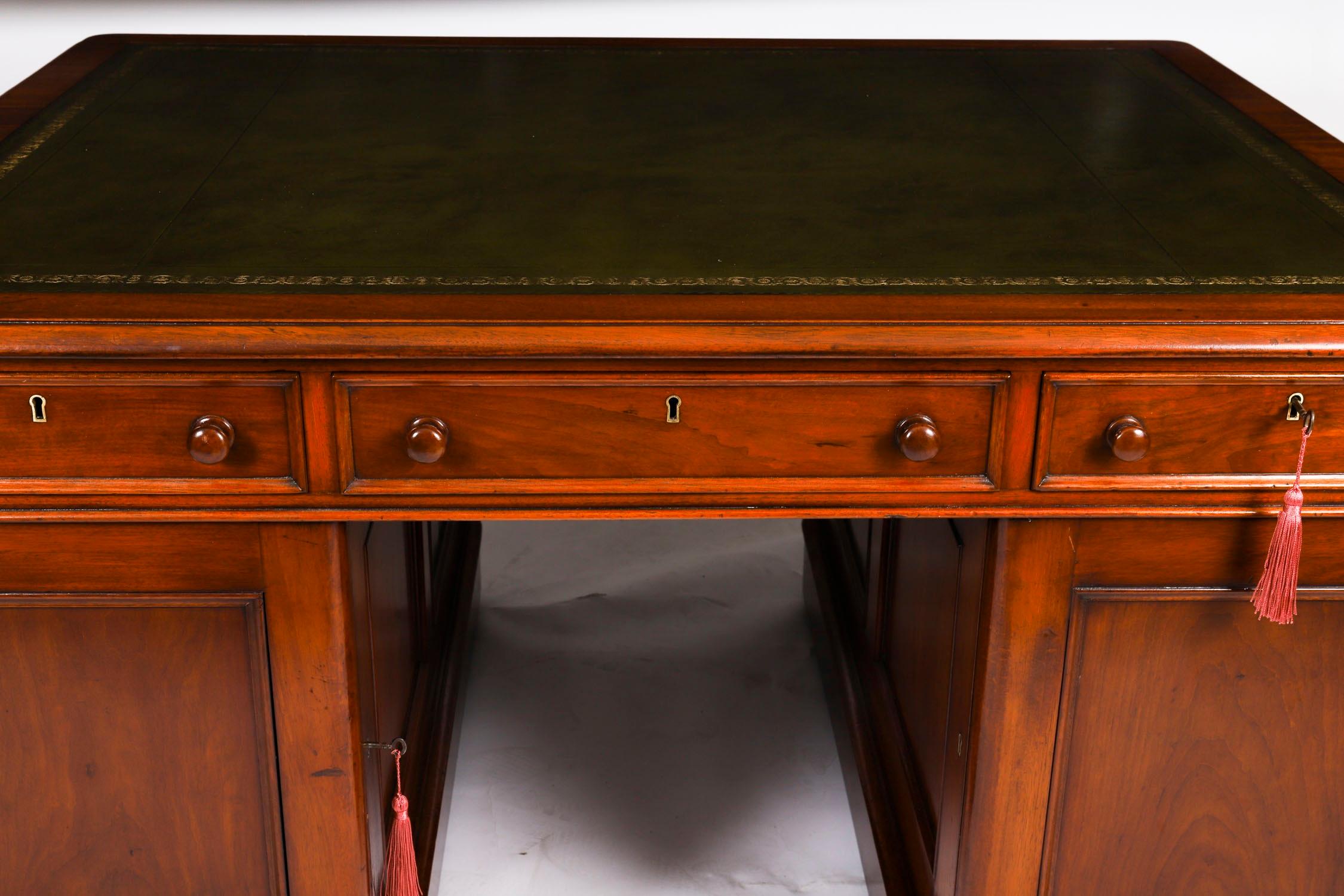 Antike viktorianische Flamme Mahagoni Partner Pedestal Schreibtisch 19. C 139x107cm im Angebot 10