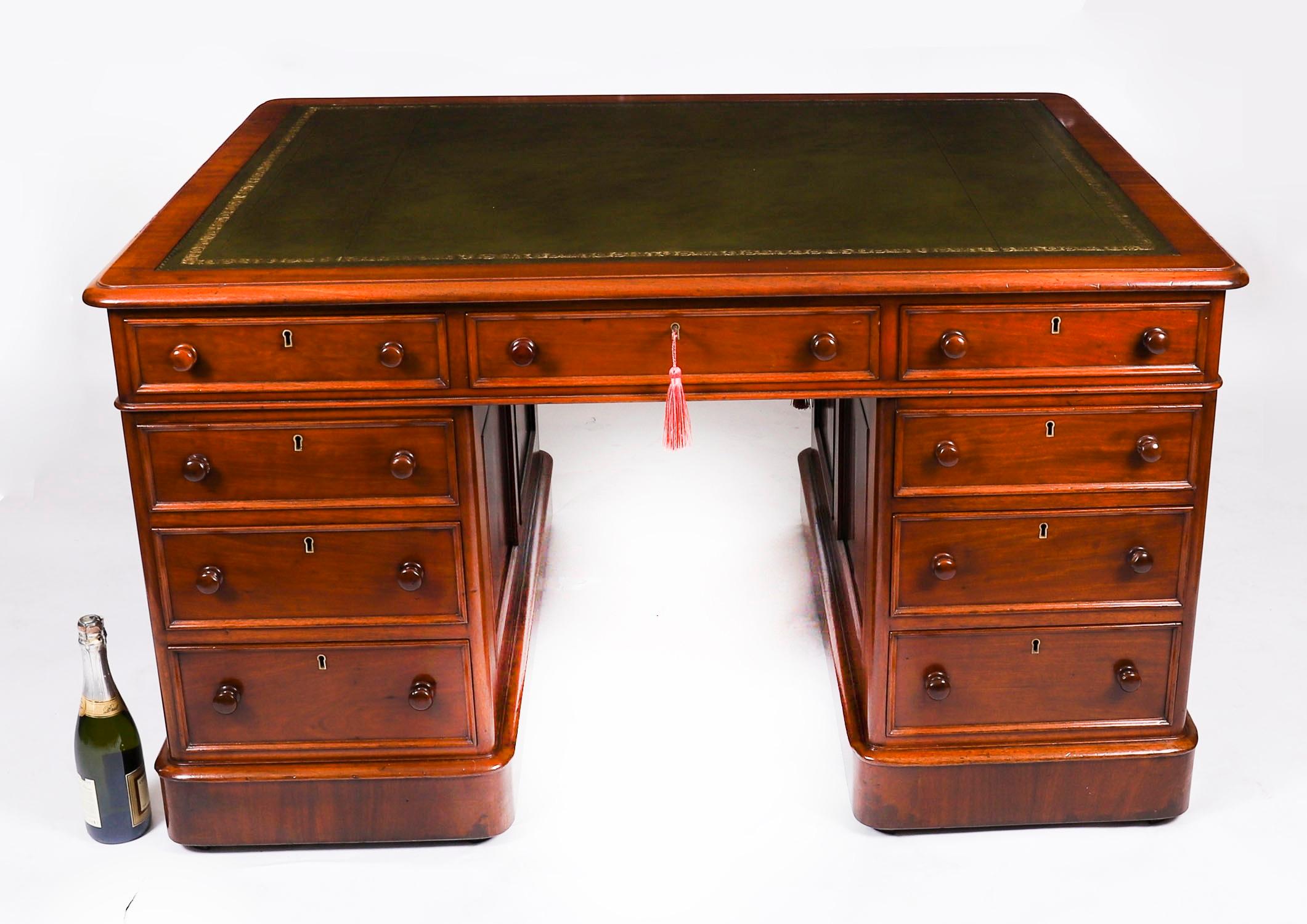 Antike viktorianische Flamme Mahagoni Partner Pedestal Schreibtisch 19. C 139x107cm im Angebot 13