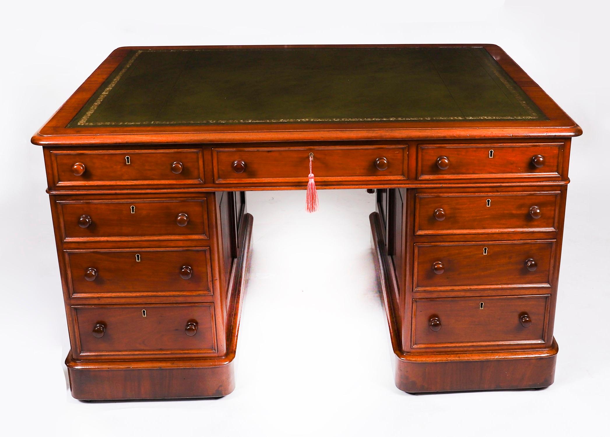 Dies ist eine schöne antike viktorianische Flamme Mahagoni-Sockel Partner Schreibtisch, ca. 1850 in Datum.

Die rechteckige Platte ist mit einer wunderschönen Schreibfläche aus grünem Leder mit Goldprägung versehen. Es handelt sich um einen