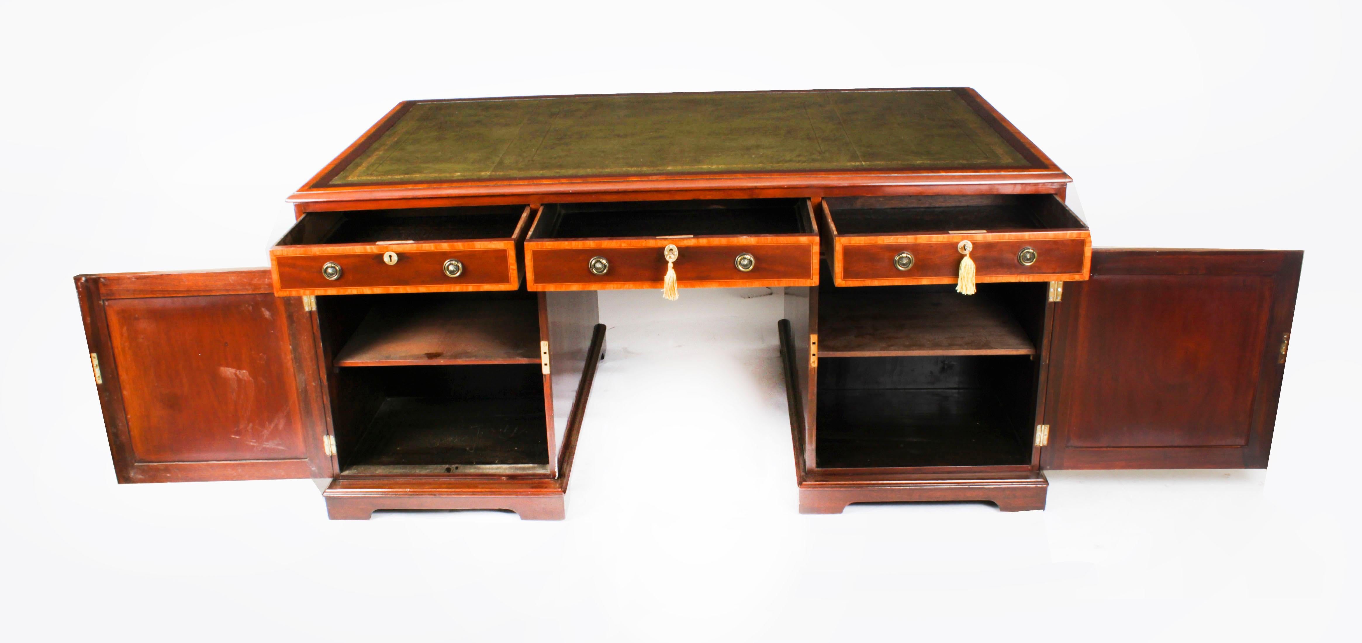 Antique Victorian Flame Mahogany Partners Pedestal Desk 19th Century For Sale 9