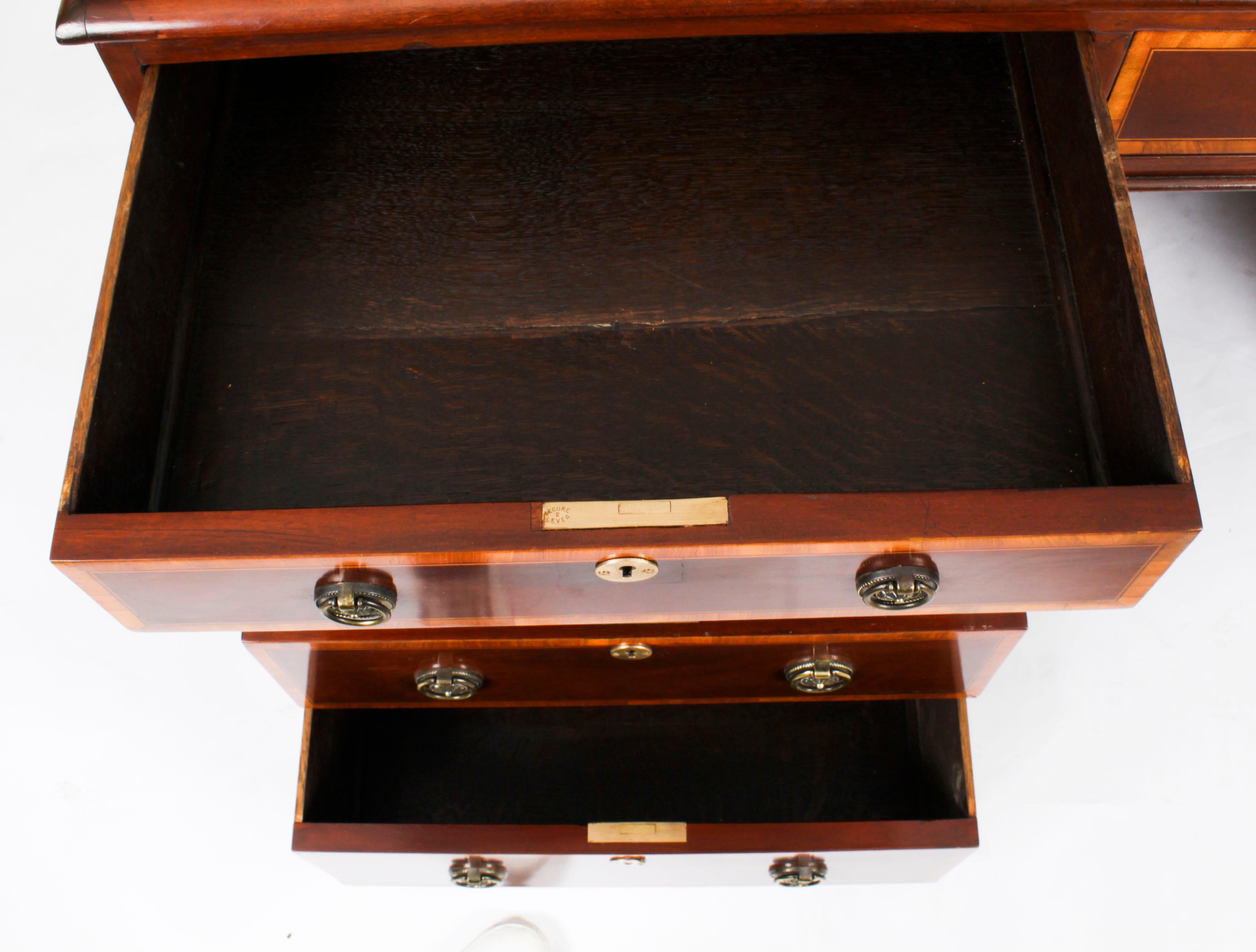 Bureau à piédestal victorien ancien en acajou flamboyant du 19ème siècle en vente 12