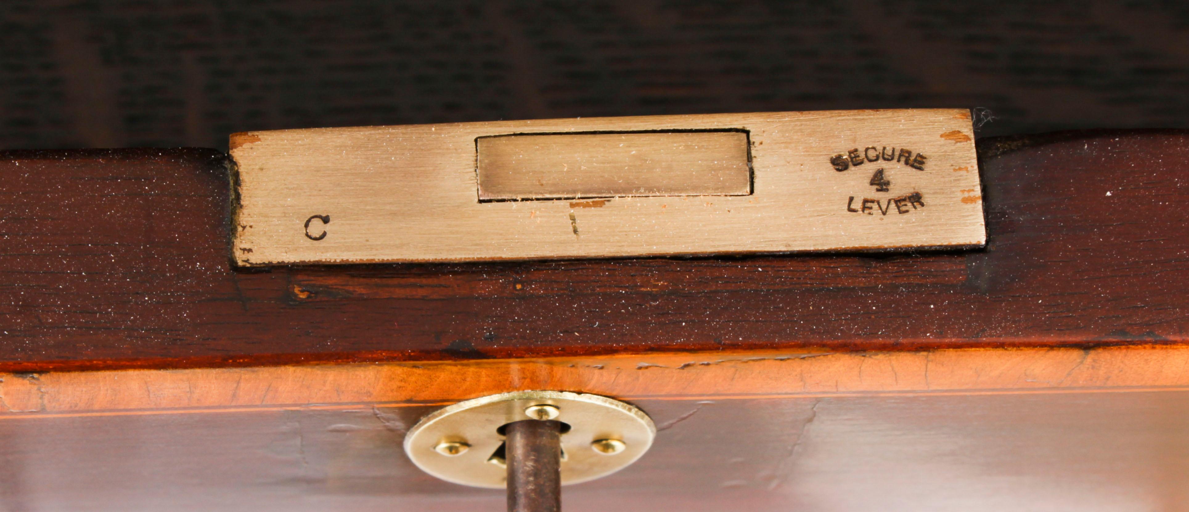 Milieu du XIXe siècle Bureau à piédestal victorien ancien en acajou flamboyant du 19ème siècle en vente
