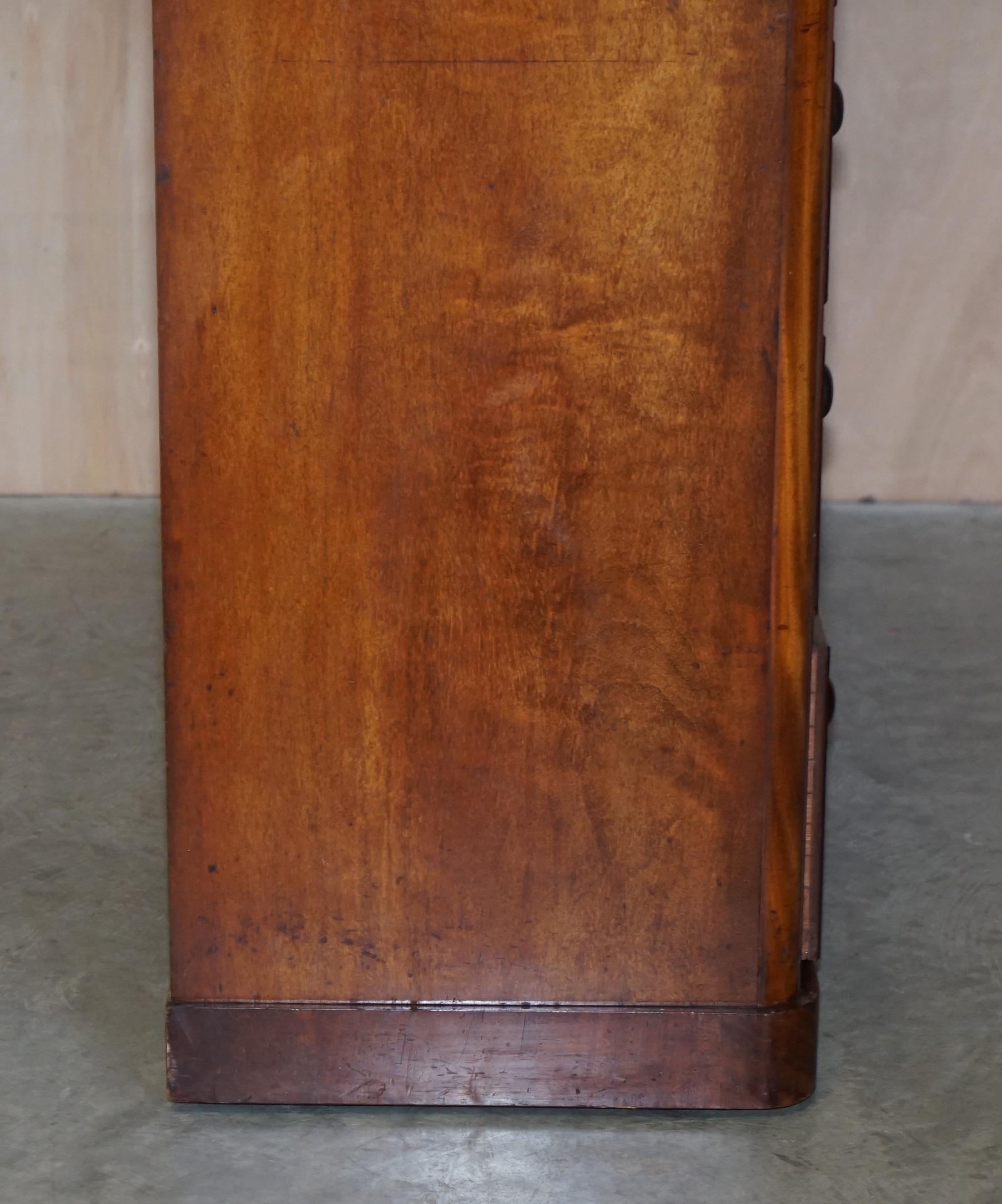 Antike viktorianische Kommode aus geflammtem Hartholz mit zwei über vier Schubladen und Holzpatina im Angebot 5
